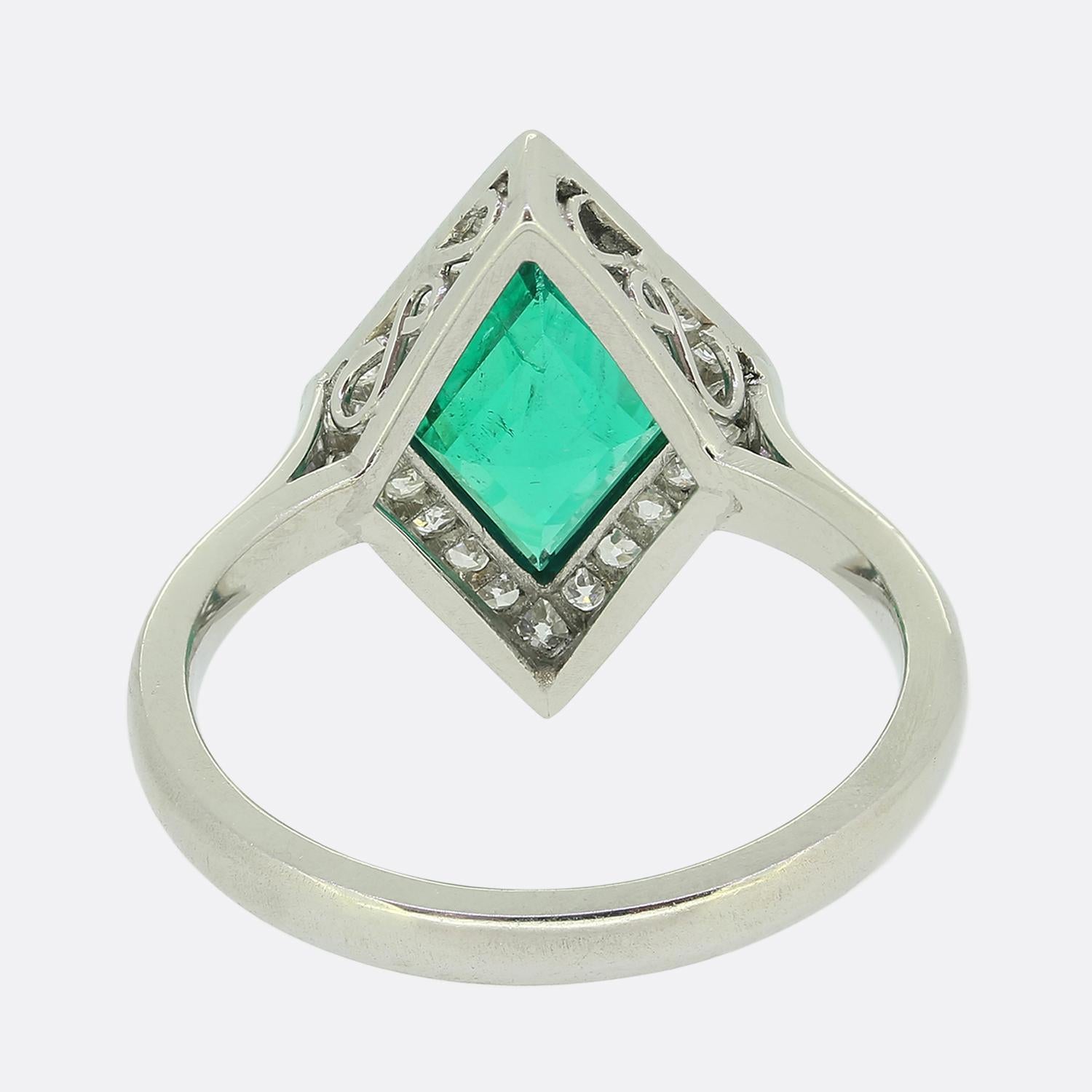 Art Deco Emerald and Diamond Ring In Good Condition For Sale In London, GB