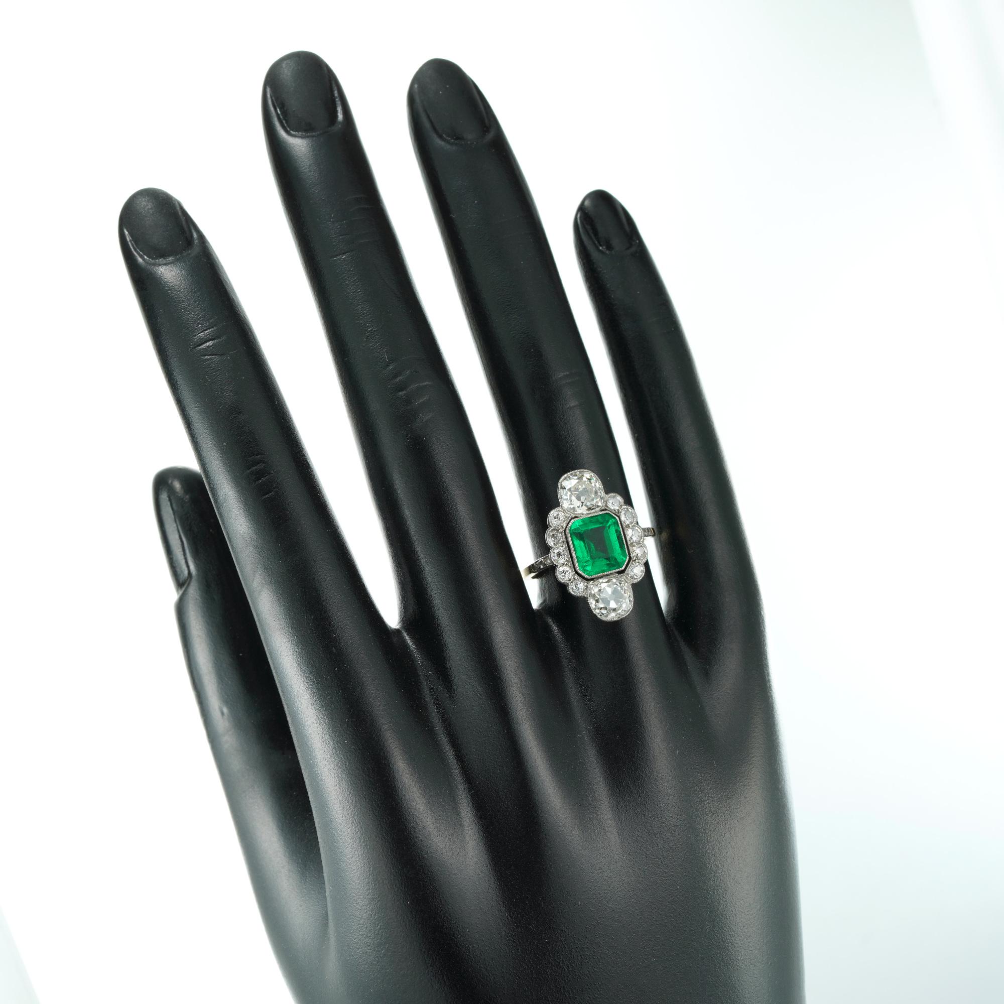 Art Deco Emerald and Diamond Ring In Good Condition For Sale In London, GB