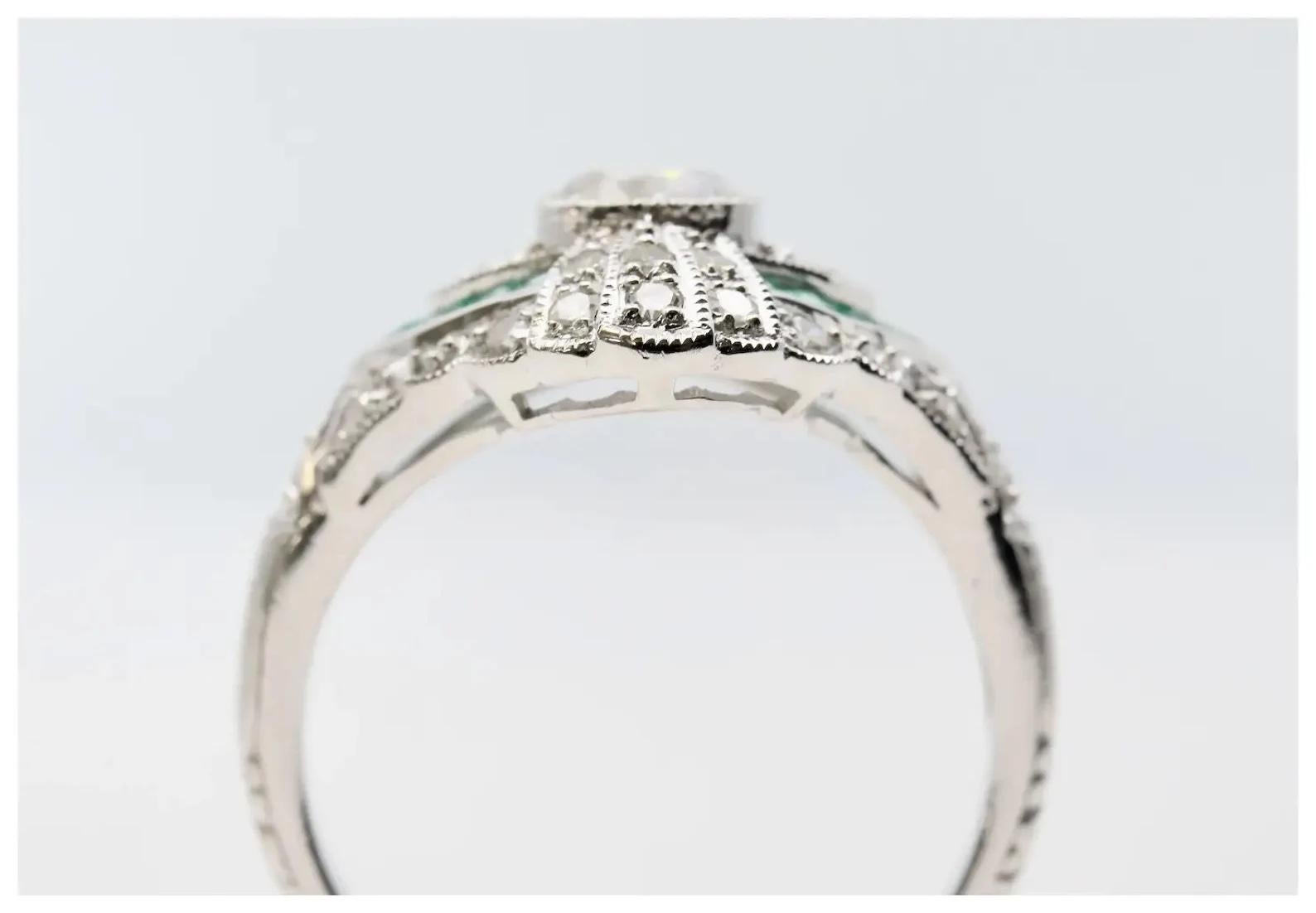Art Deco Emerald and Diamond ring in 14K White Gold In Excellent Condition For Sale In Boston, MA