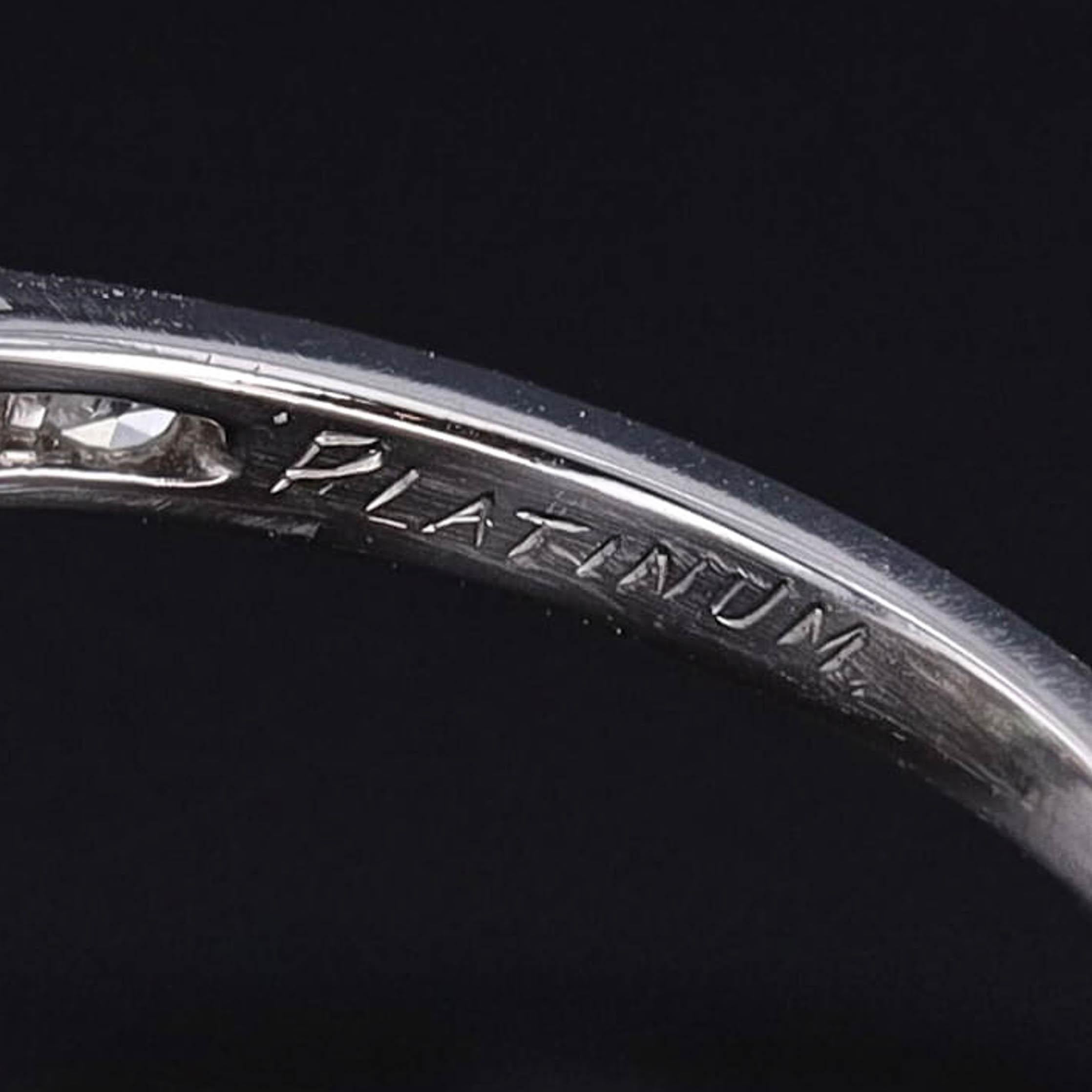 Art Deco Smaragd und Diamant Ring aus Platin Damen im Angebot
