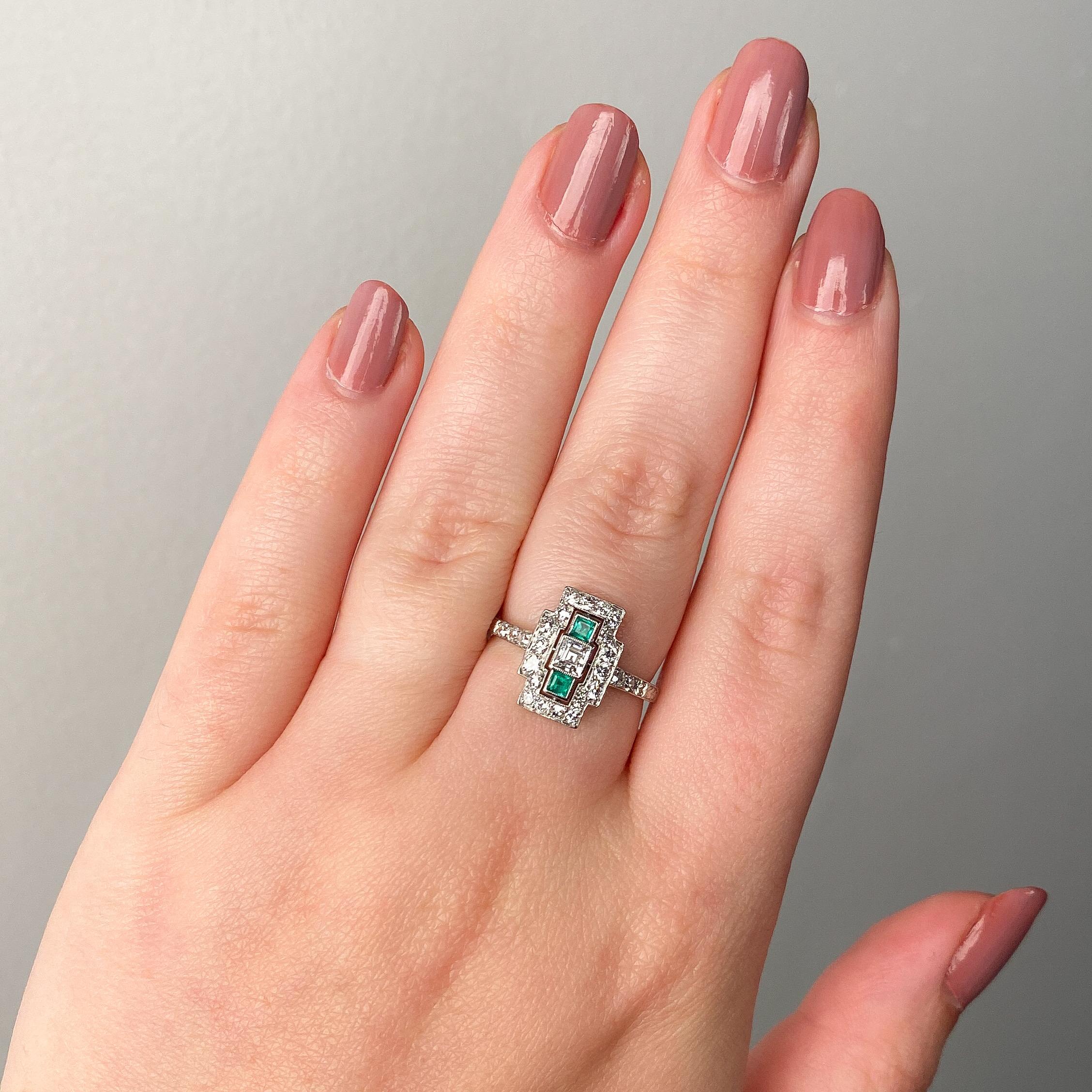 Art Deco Smaragd und Diamant Ring aus Platin im Angebot 1