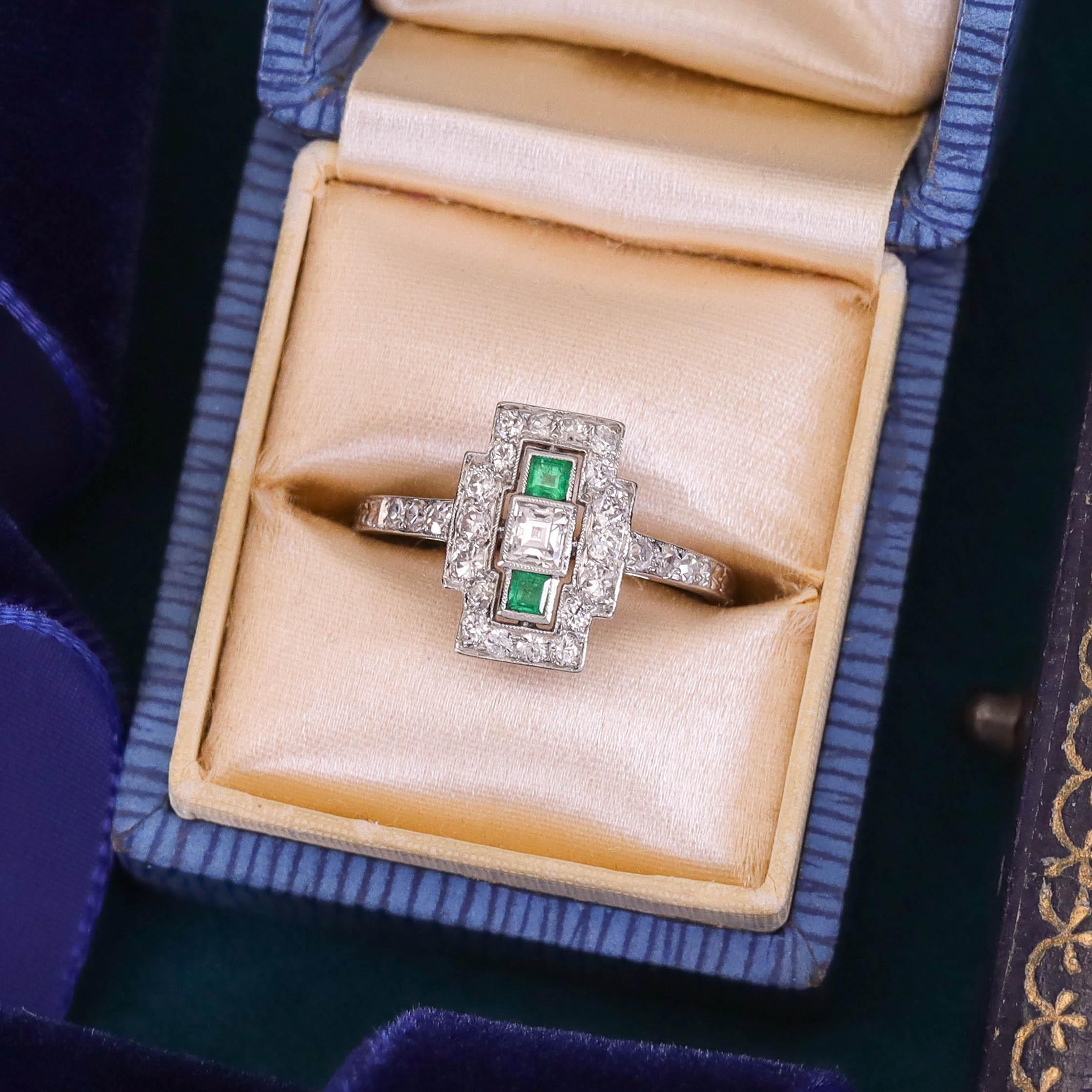Art Deco Smaragd und Diamant Ring aus Platin im Angebot 2
