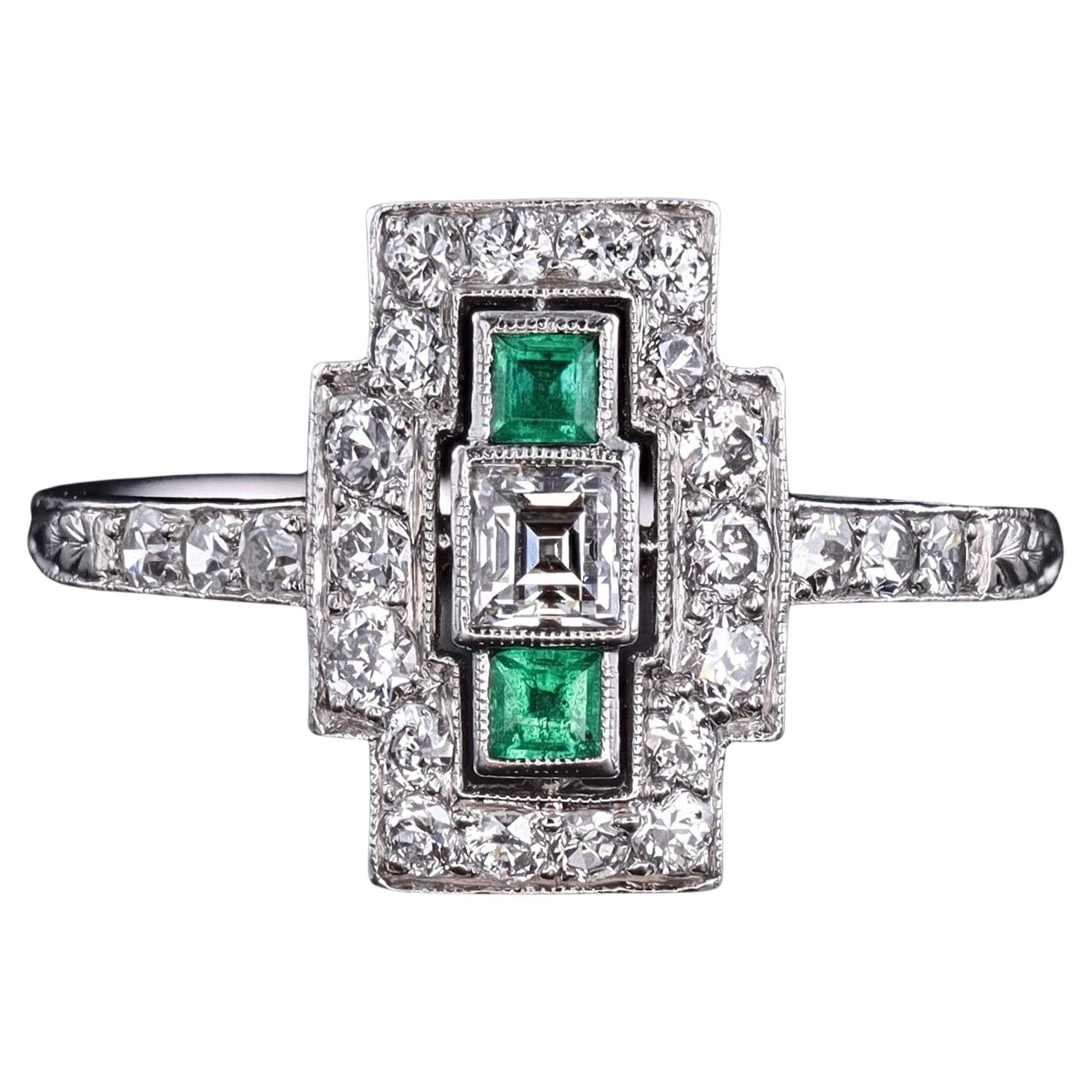 Bague Art déco en platine avec émeraudes et diamants