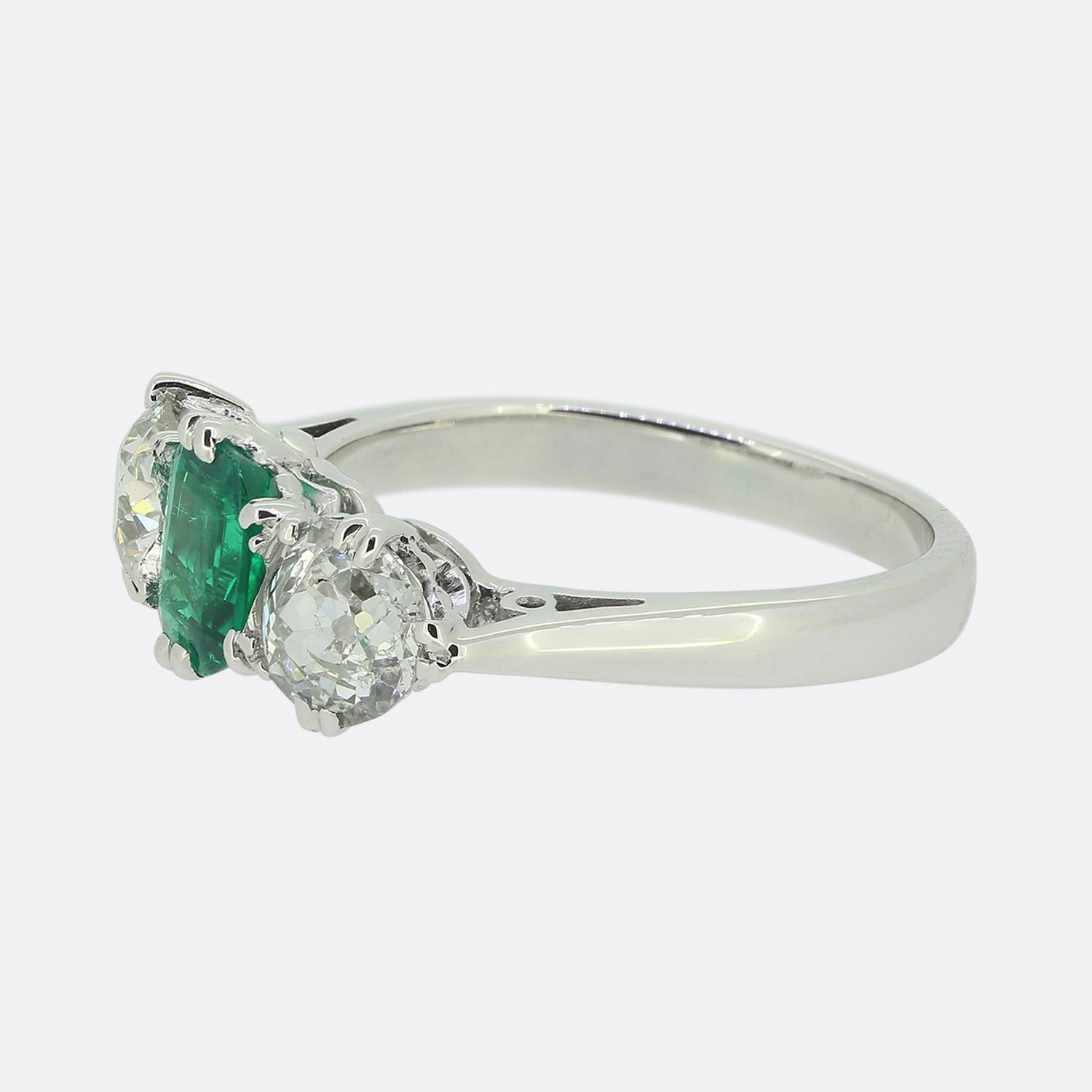 Ecco un bellissimo anello a tre pietre con smeraldo e diamante in oro bianco 18 ct. L'anello risale all'epoca Art Deco e ospita un eccezionale smeraldo affiancato da due diamanti di taglio antico. Lo smeraldo è di origine colombiana e possiede una