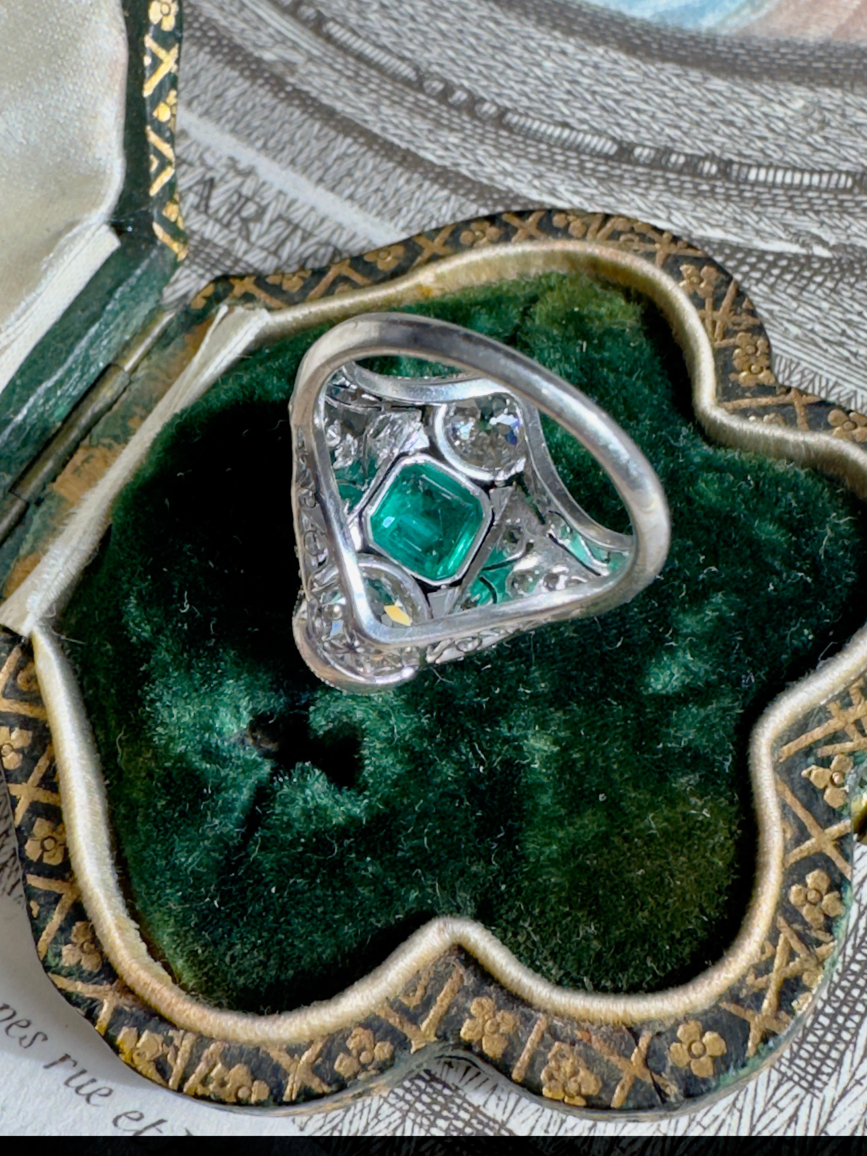 Art Deco Ring mit drei Steinen, Smaragd und Diamant (Alteuropäischer Schliff) im Angebot
