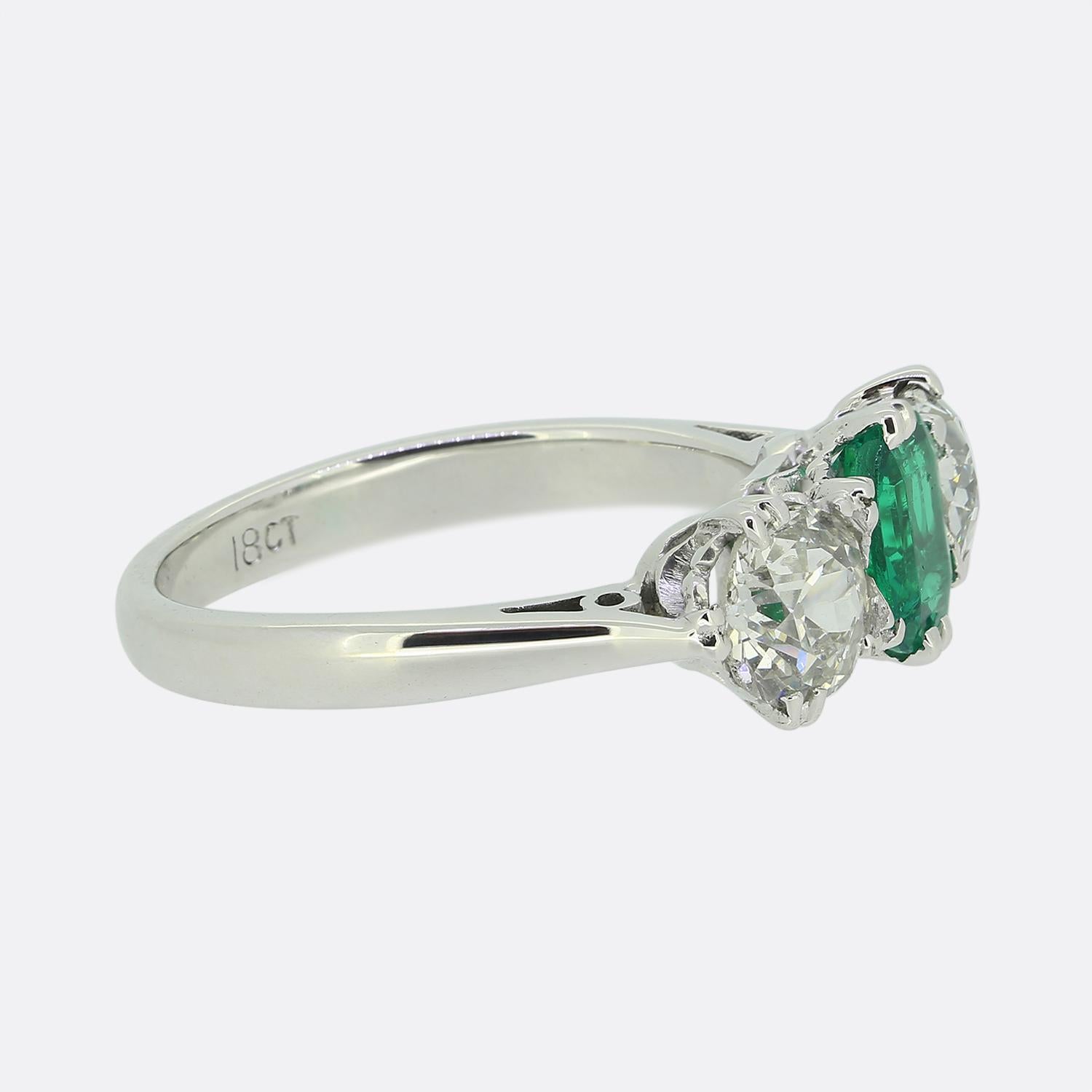 Taglio smeraldo Anello a tre pietre con smeraldo e diamante in stile Art Deco in vendita