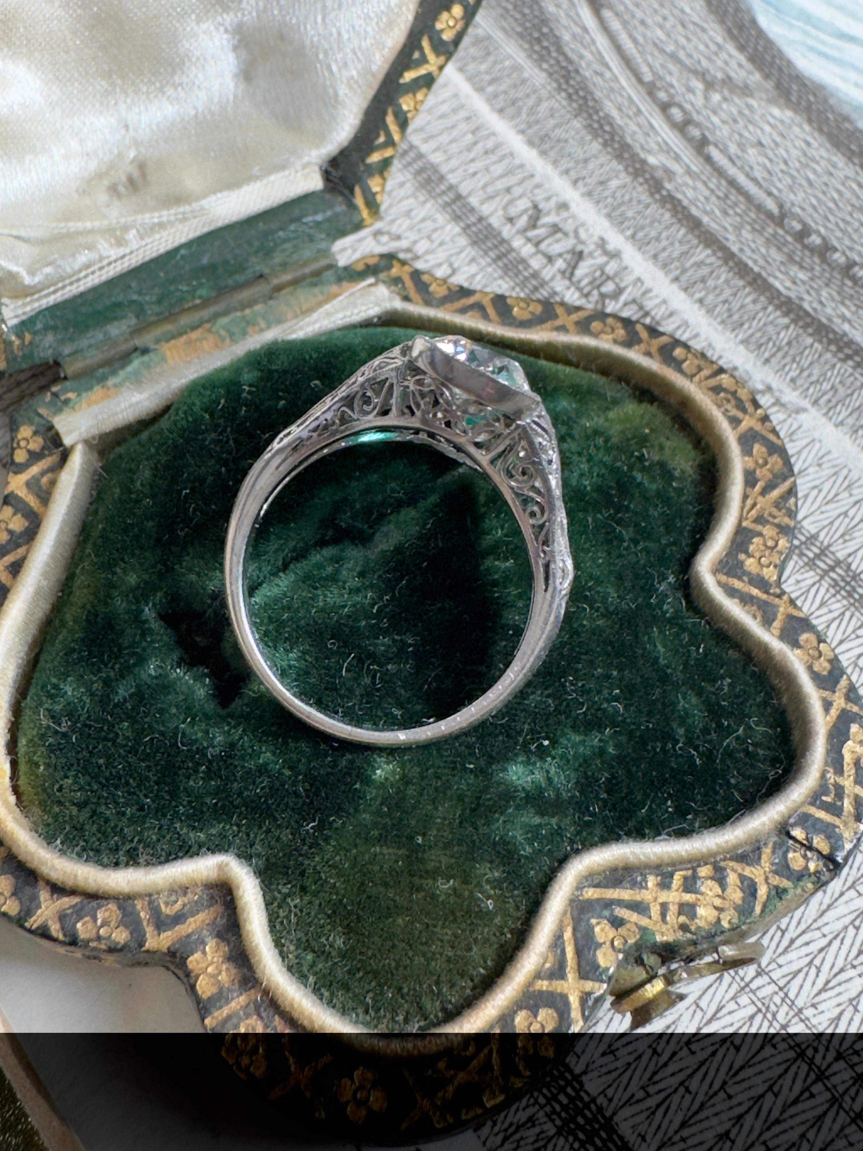 Art Deco Ring mit drei Steinen, Smaragd und Diamant im Zustand „Gut“ im Angebot in Hummelstown, PA