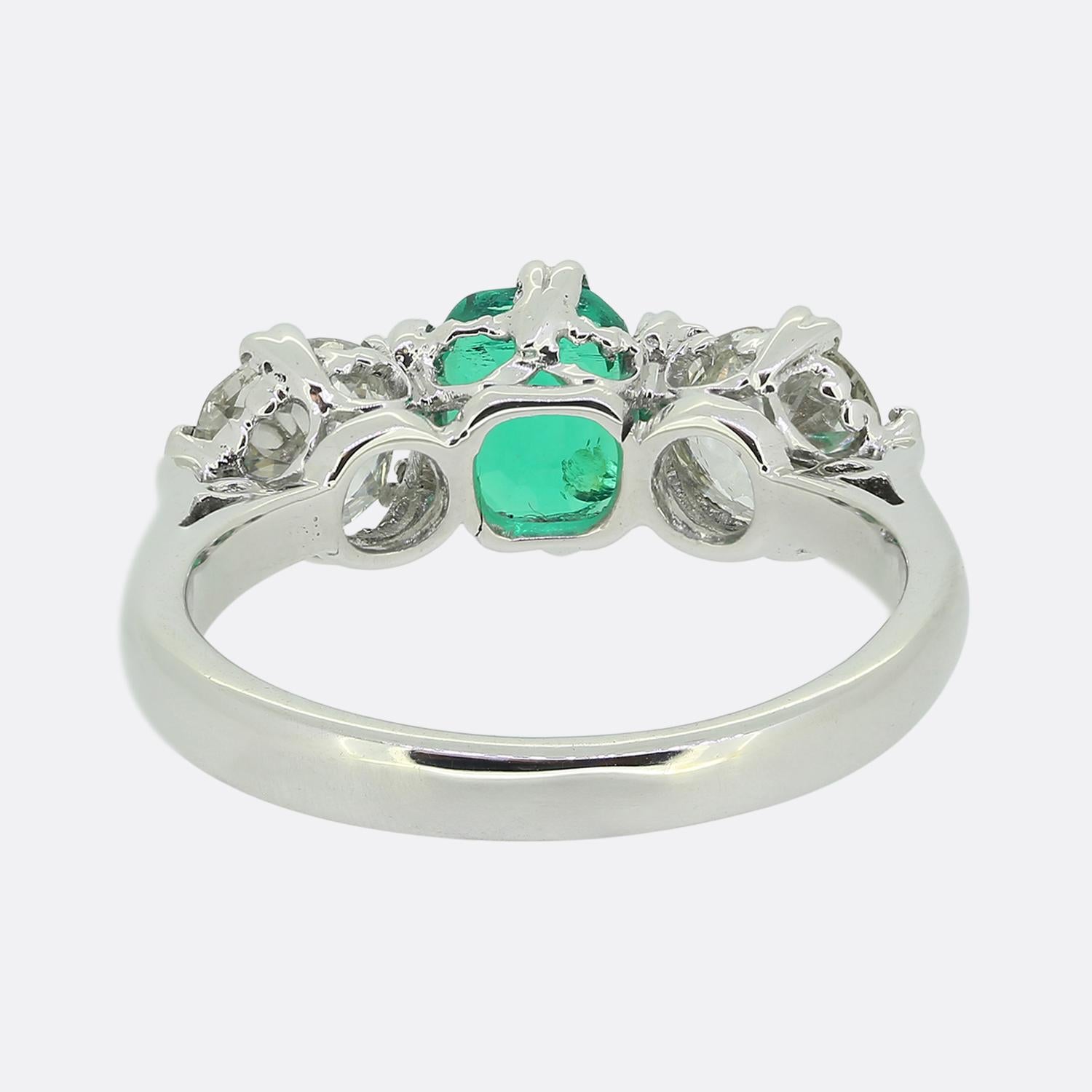 Anello a tre pietre con smeraldo e diamante in stile Art Deco In condizioni buone in vendita a London, GB