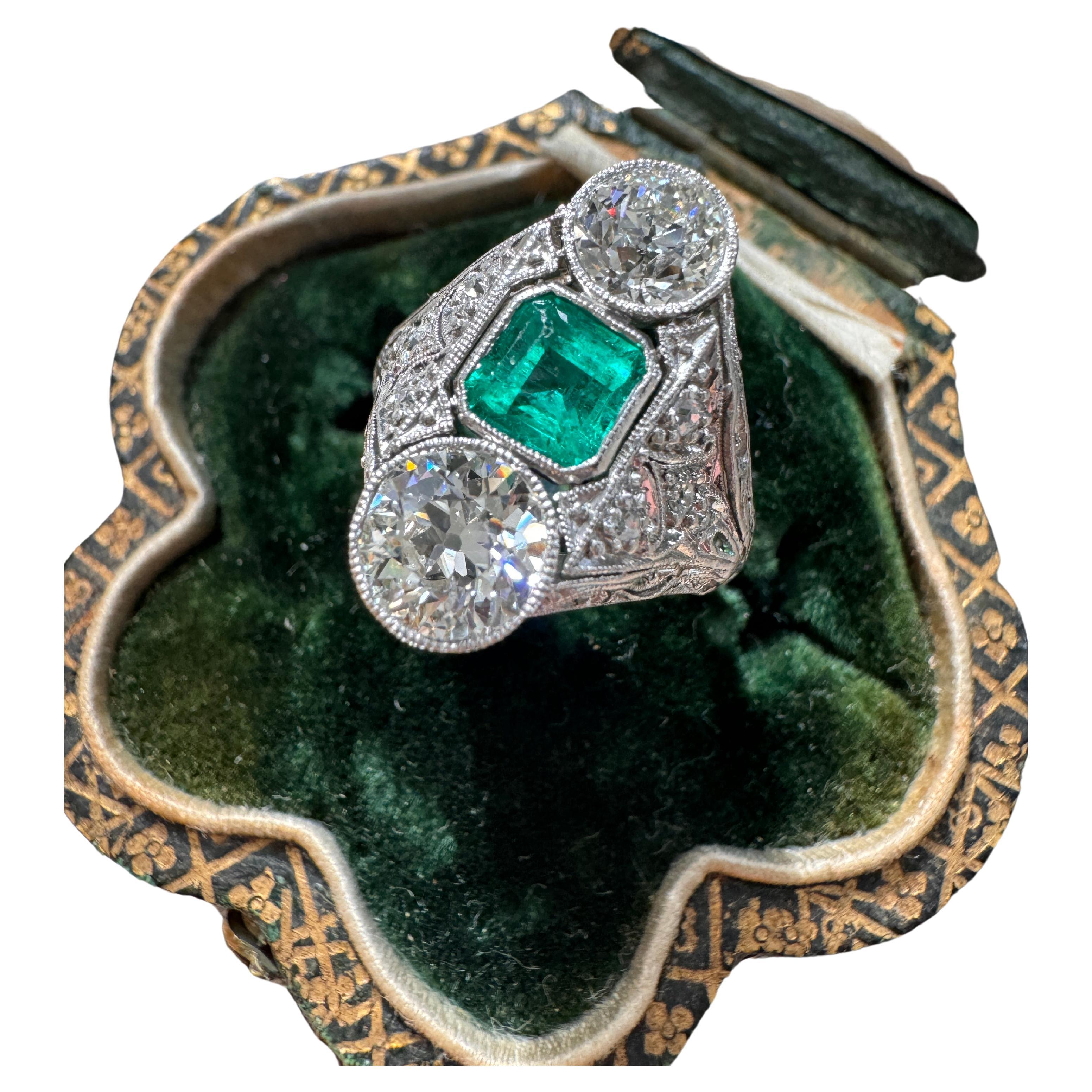 Art Deco Ring mit drei Steinen, Smaragd und Diamant im Angebot