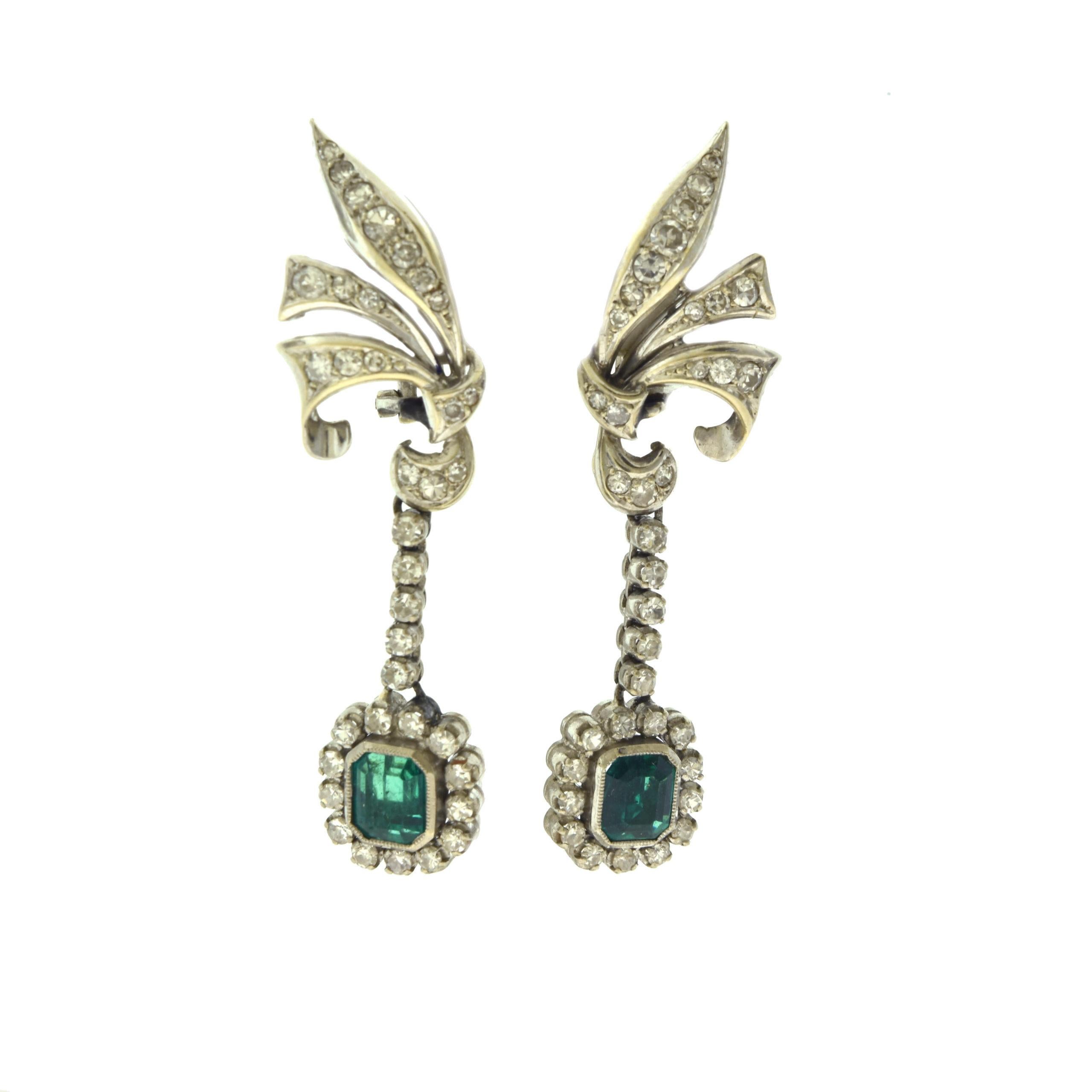 Women's or Men's Art Deco Emerald and Diamonds Dangle Earrings on White Gold
