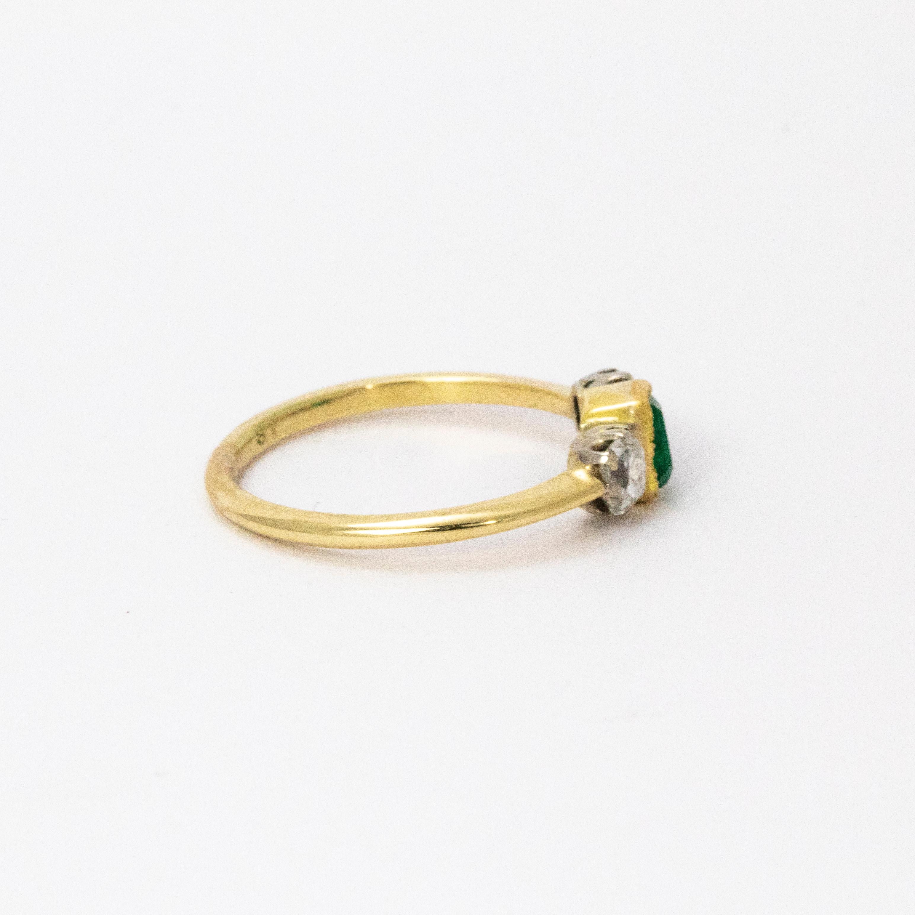 Women's or Men's Vintage Emerald and Diamonds Three-Stone 18 Karat Yellow Gold Ring