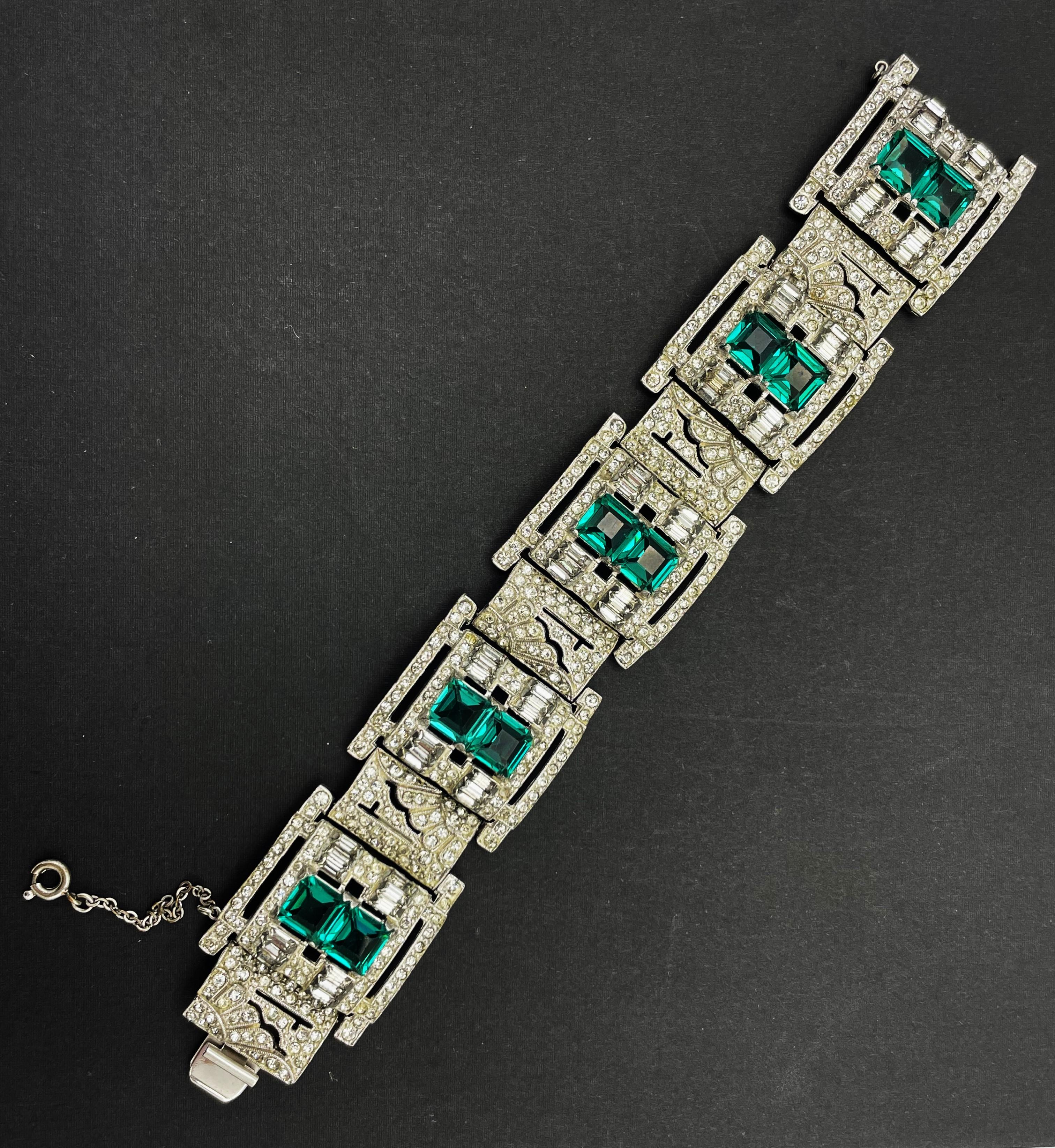 BRACELET COCKTAIL ART DECO ÉMÉRAL ET PASTE BLANC, RHODIUM, FRANCE 1920/30s en vente 7