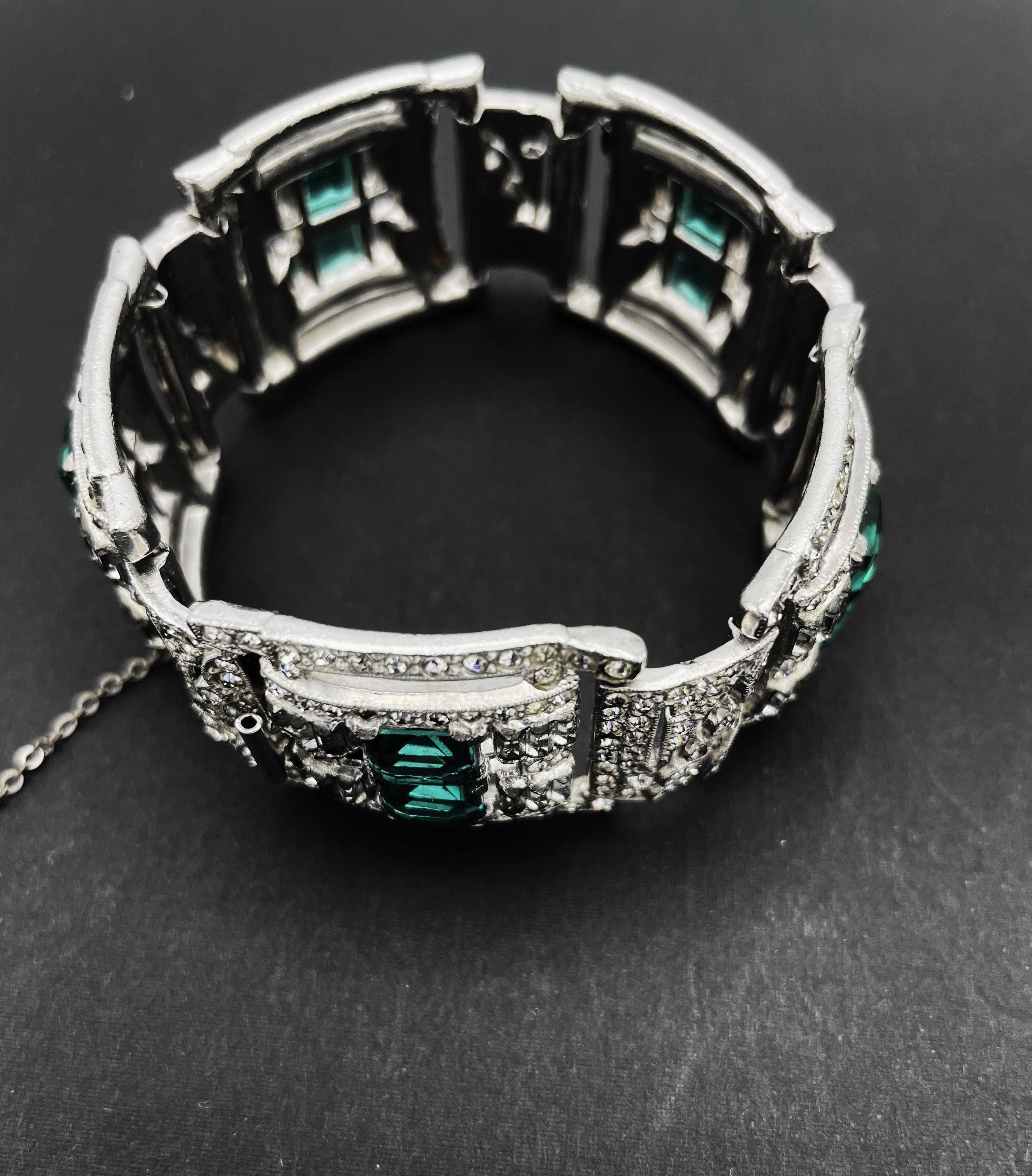 BRACELET COCKTAIL ART DECO ÉMÉRAL ET PASTE BLANC, RHODIUM, FRANCE 1920/30s en vente 8