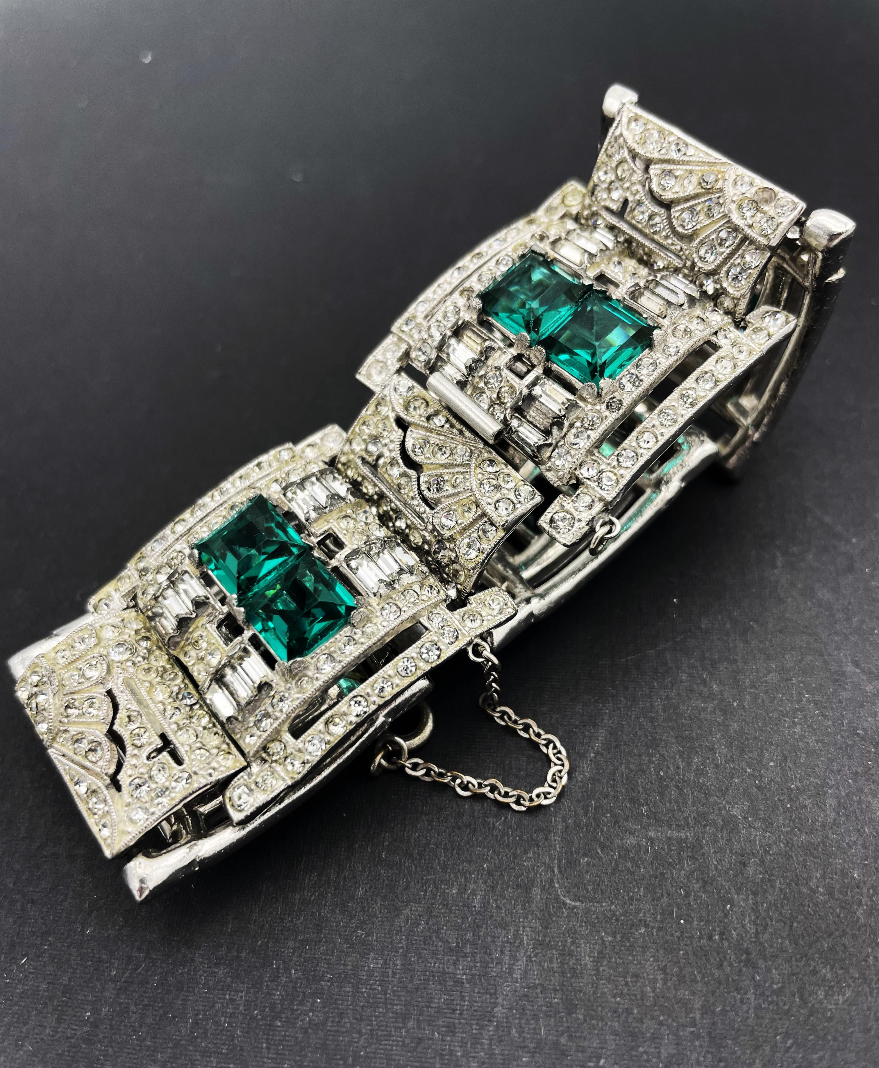 BRACELET COCKTAIL ART DECO ÉMÉRAL ET PASTE BLANC, RHODIUM, FRANCE 1920/30s Pour femmes en vente