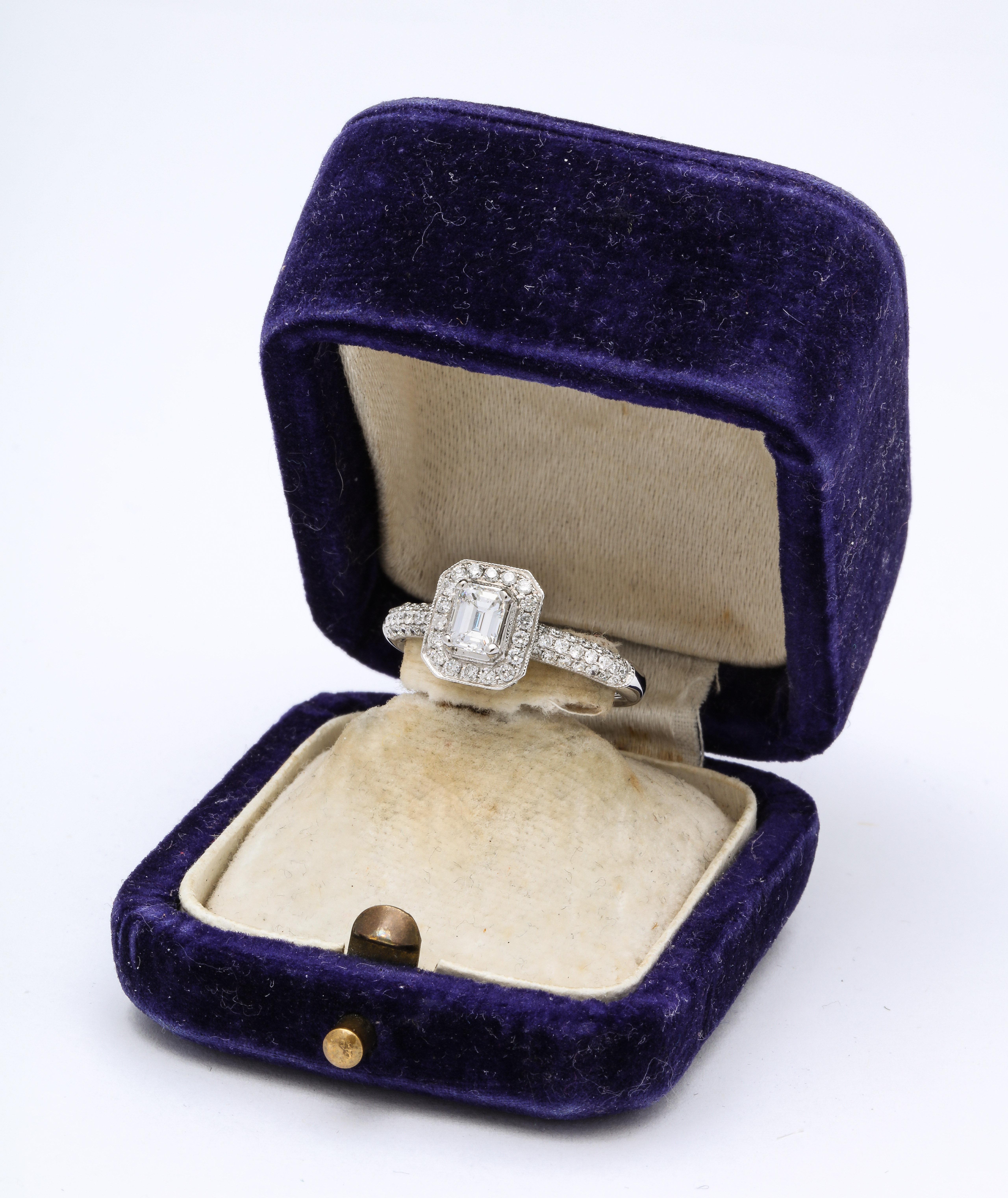 Verlobungsring aus 18 Karat Weißgold mit Diamanten im Smaragdschliff Damen im Angebot