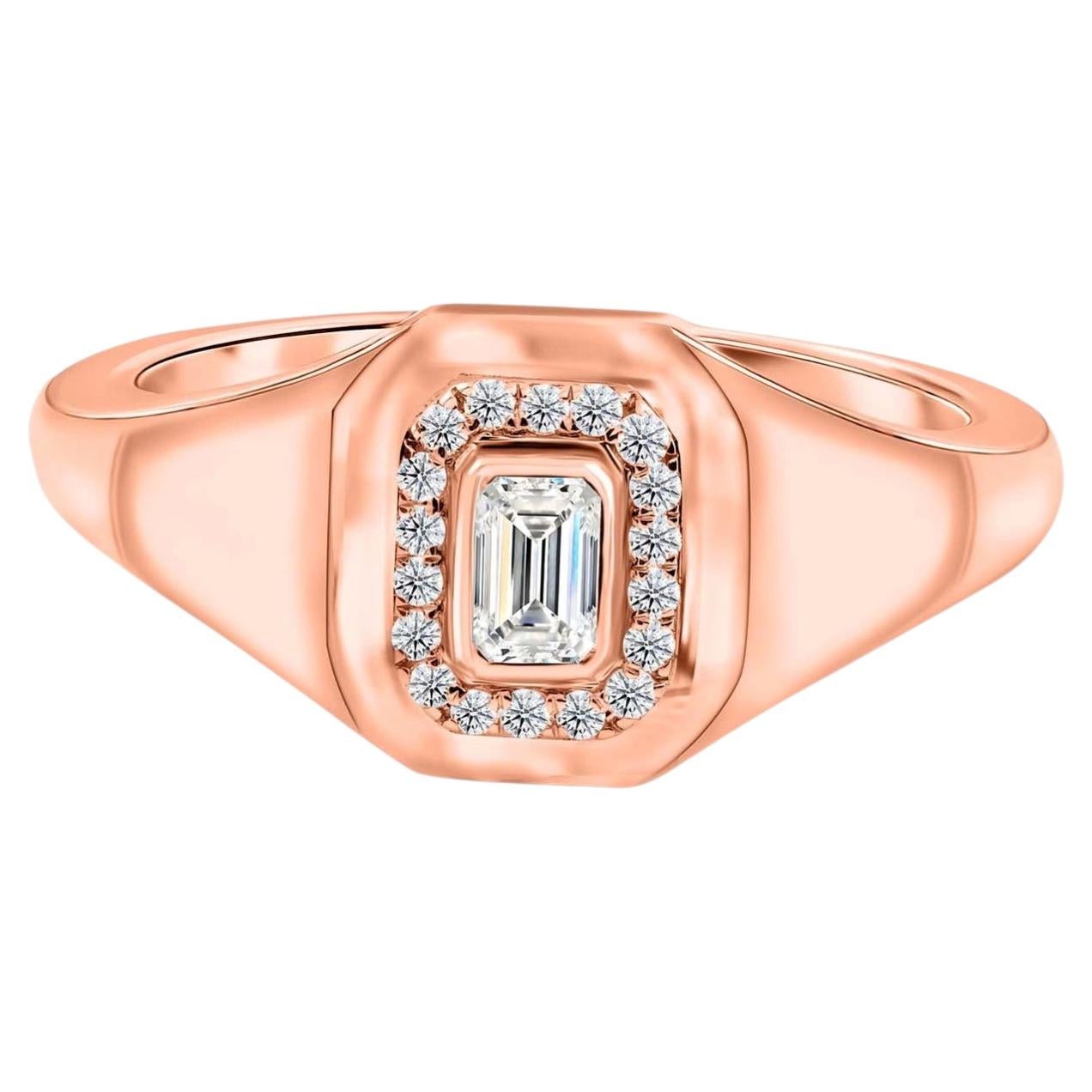 Siegelring aus 18 Karat Roségold mit Diamanten im Smaragdschliff und Halo-Fassung im Angebot