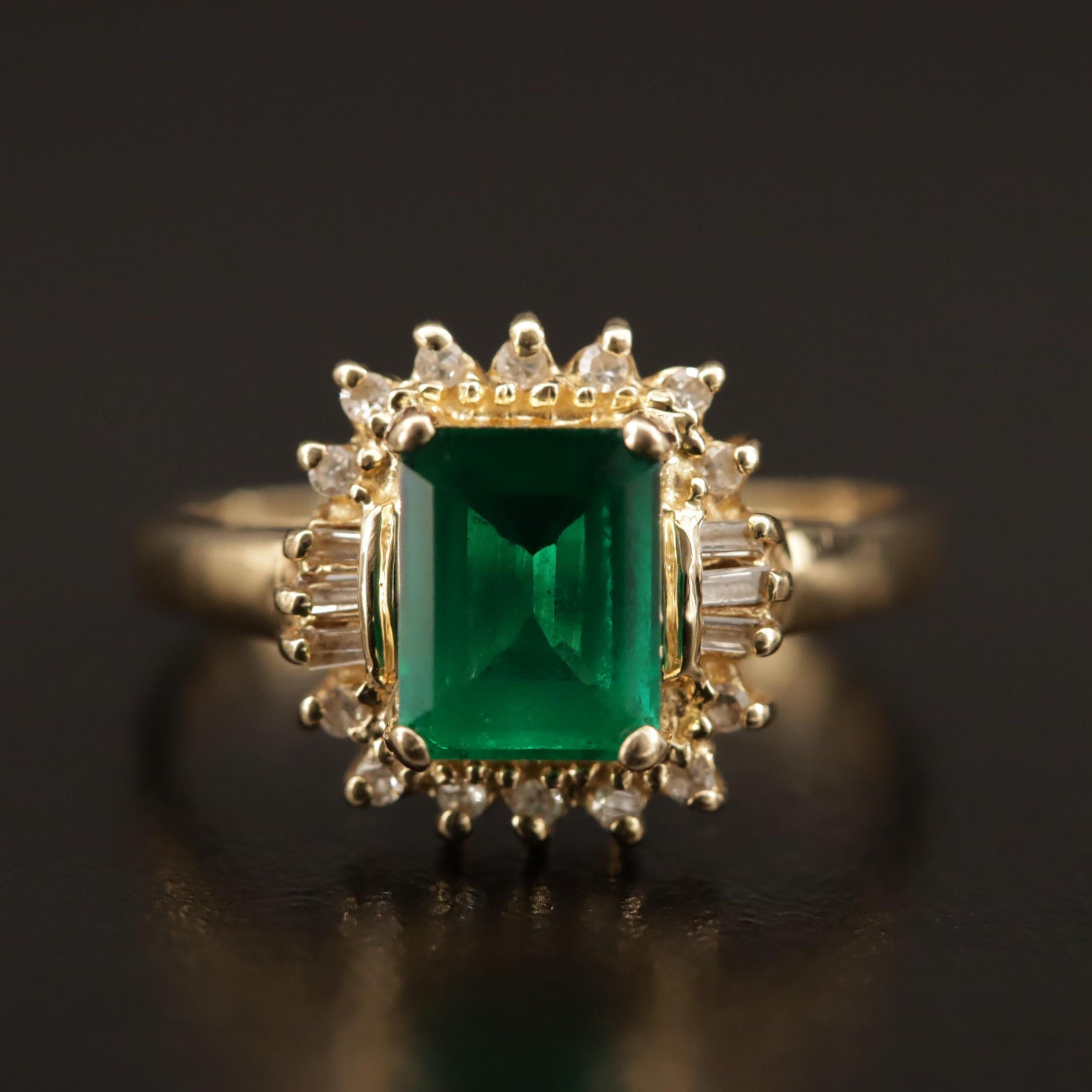 Im Angebot: Floraler 1,75 Karat natürlicher sambischer Smaragd Diamant Verlobungsring aus Gelbgold () 4