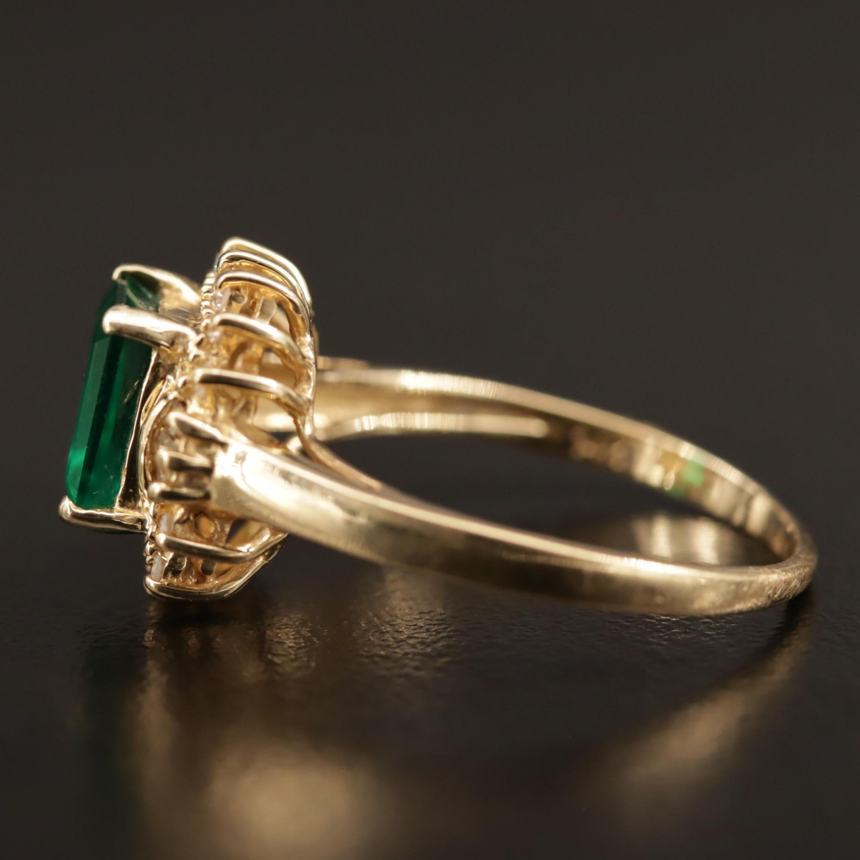 Im Angebot: Floraler 1,75 Karat natürlicher sambischer Smaragd Diamant Verlobungsring aus Gelbgold () 5