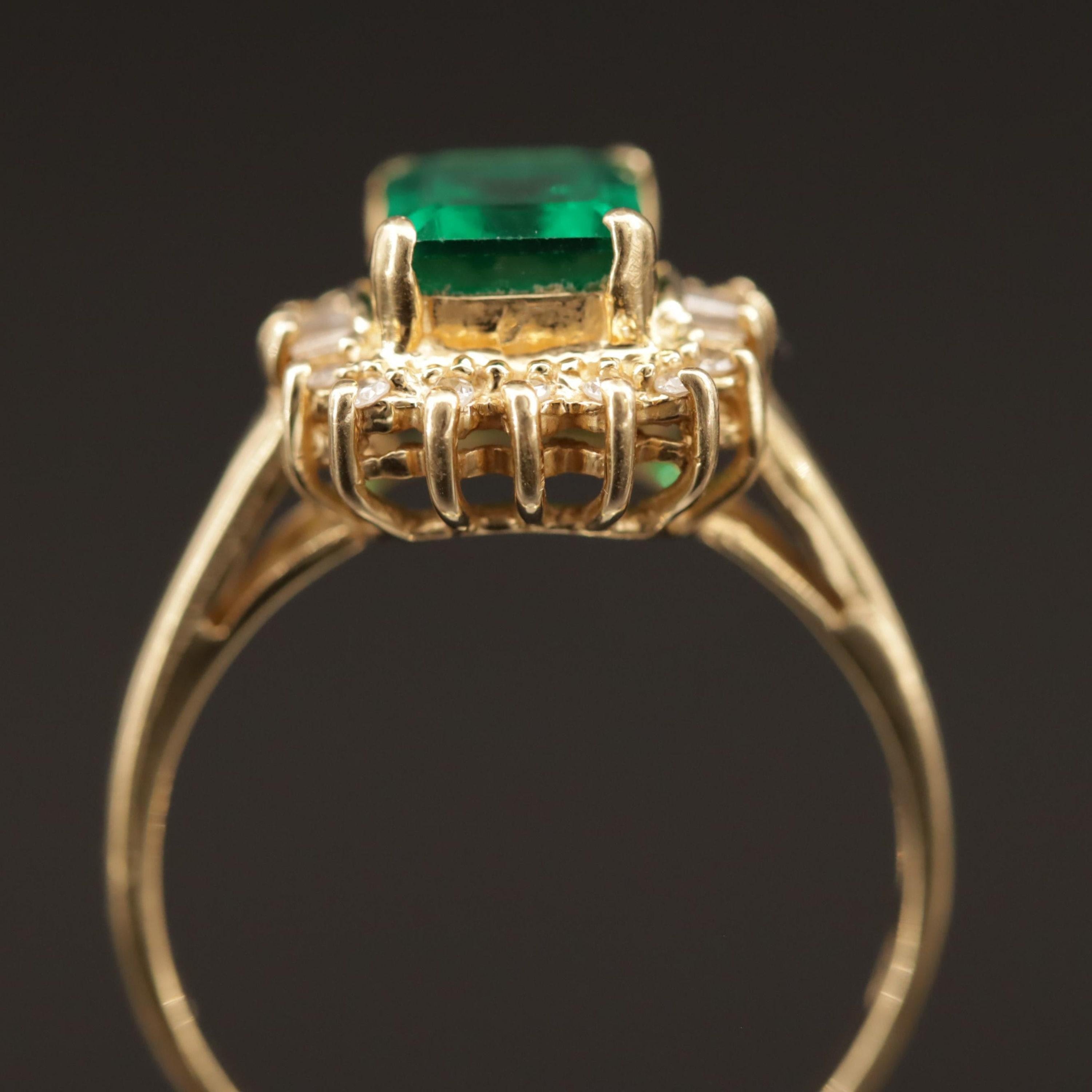 Im Angebot: Floraler 1,75 Karat natürlicher sambischer Smaragd Diamant Verlobungsring aus Gelbgold () 6