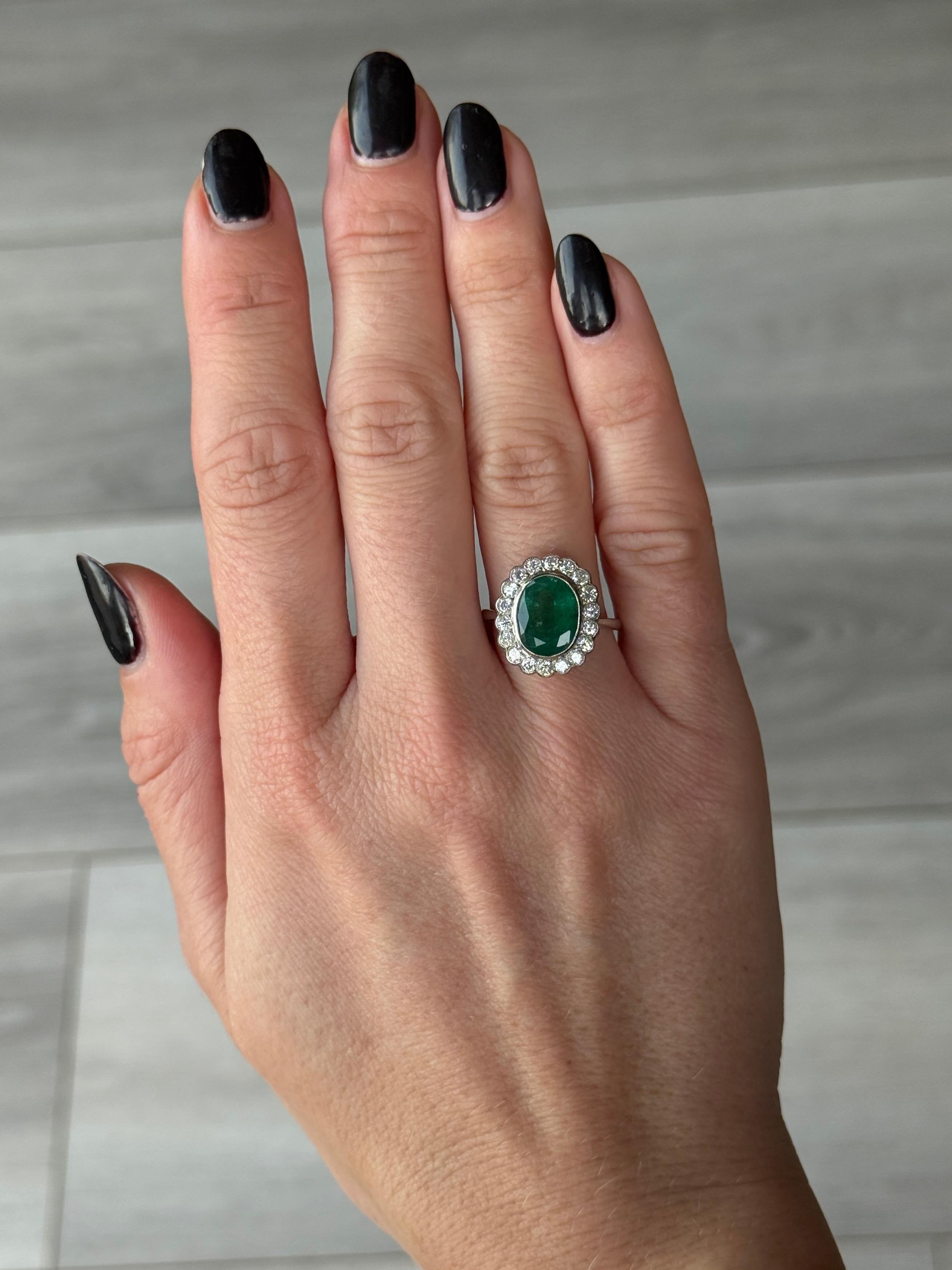 Dieser Ring ist wunderschön und enthält einen herrlichen hellen Smaragd und funkelnde Diamanten. Der Smaragd misst ca. 2 Karat und die Diamanten insgesamt ist ca. 75pts.

Ring Größe: M oder 6 1/4
Cluster Abmessungen: 16x13mm

Gewicht: 3.2 g