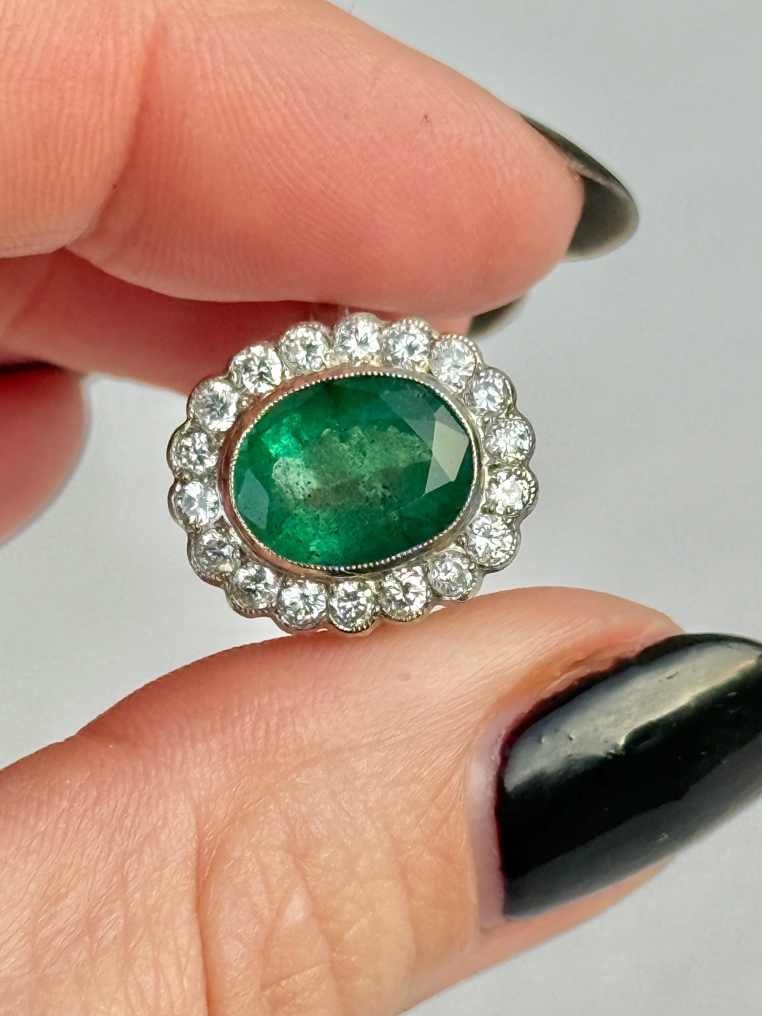 Art Deco Smaragd, Diamant und 14 Karat Weißgold Cluster Panel Ring (Art déco) im Angebot