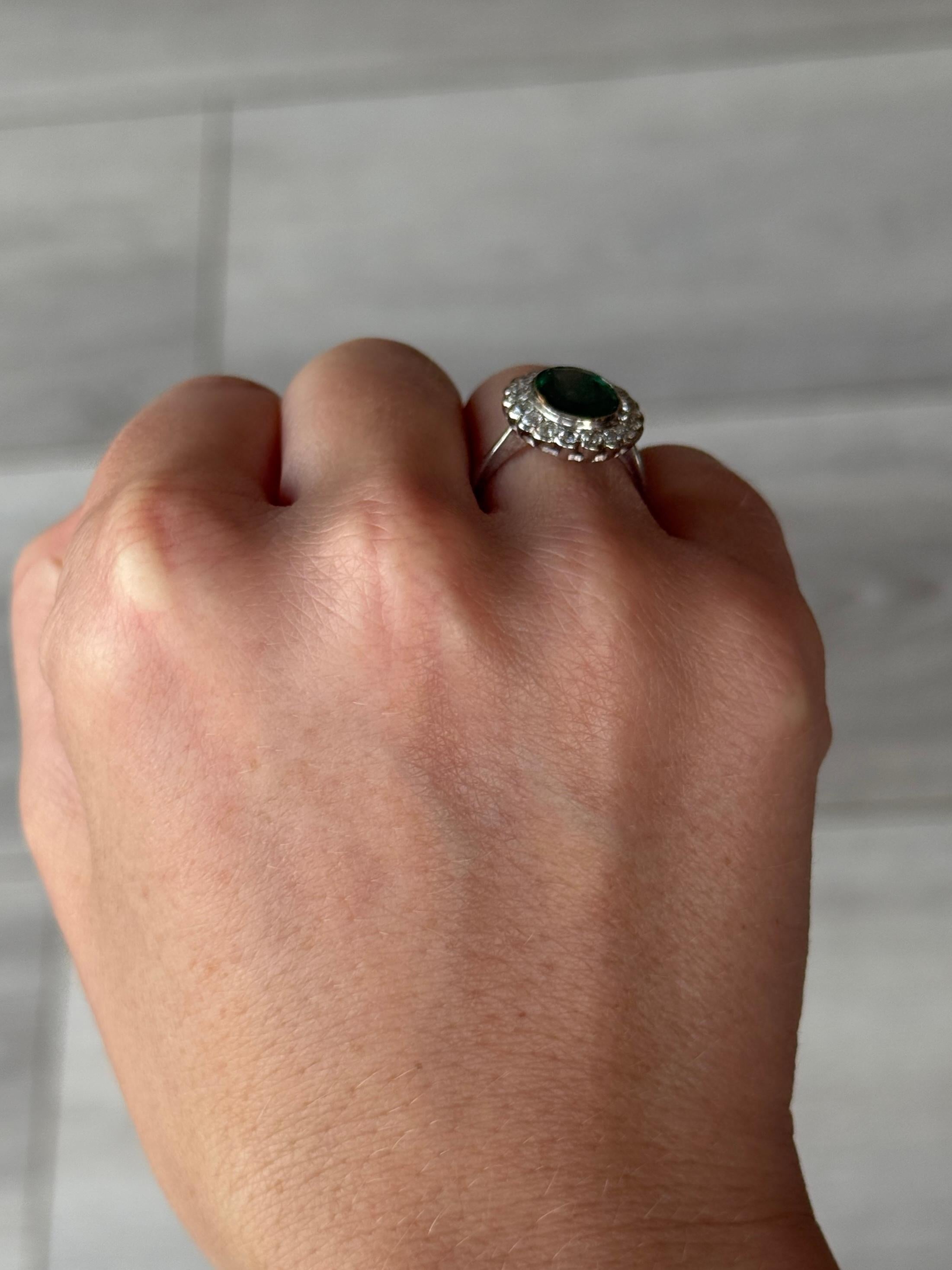 Art Deco Smaragd, Diamant und 14 Karat Weißgold Cluster Panel Ring (Ovalschliff) im Angebot