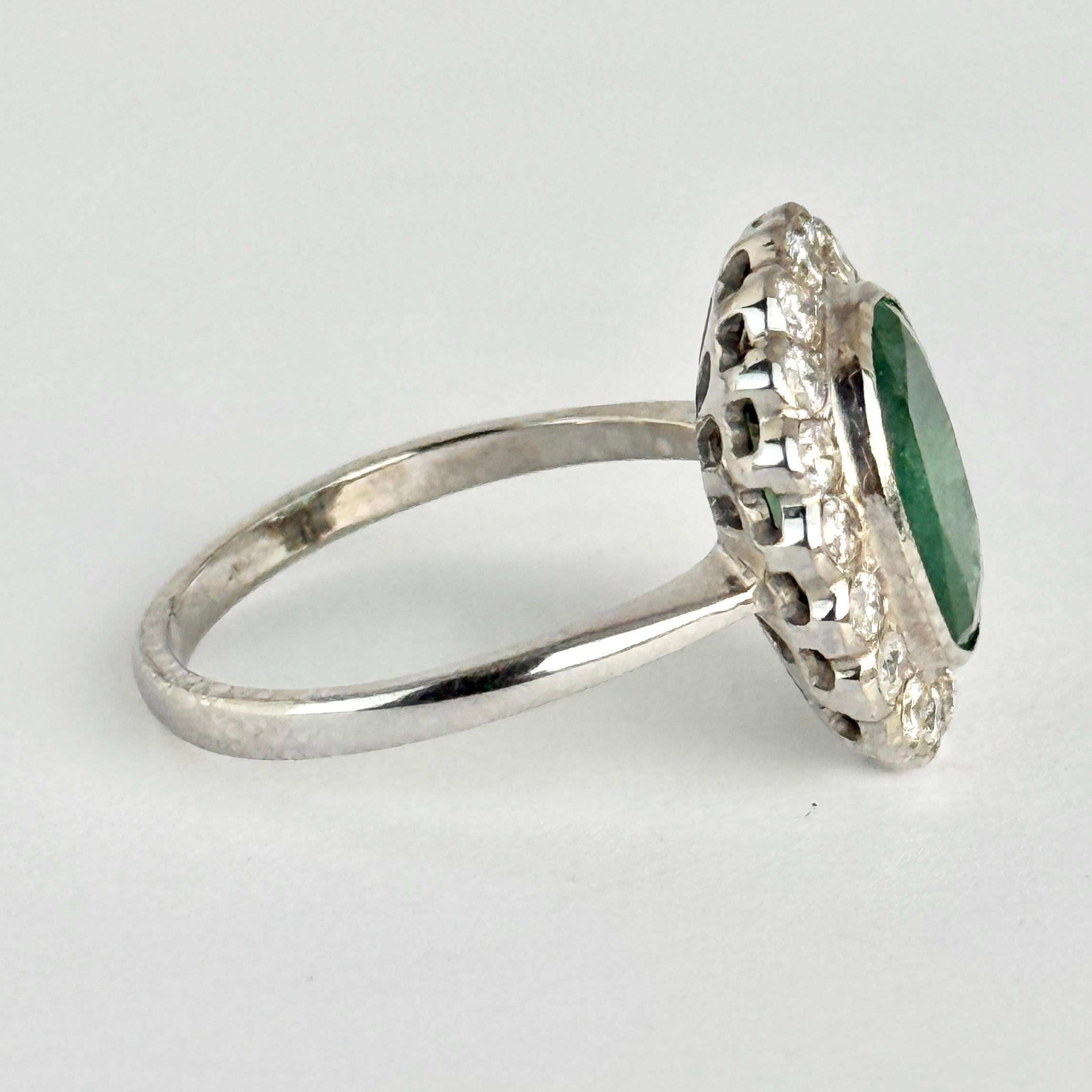 Art Deco Smaragd, Diamant und 14 Karat Weißgold Cluster Panel Ring im Zustand „Gut“ im Angebot in Chipping Campden, GB