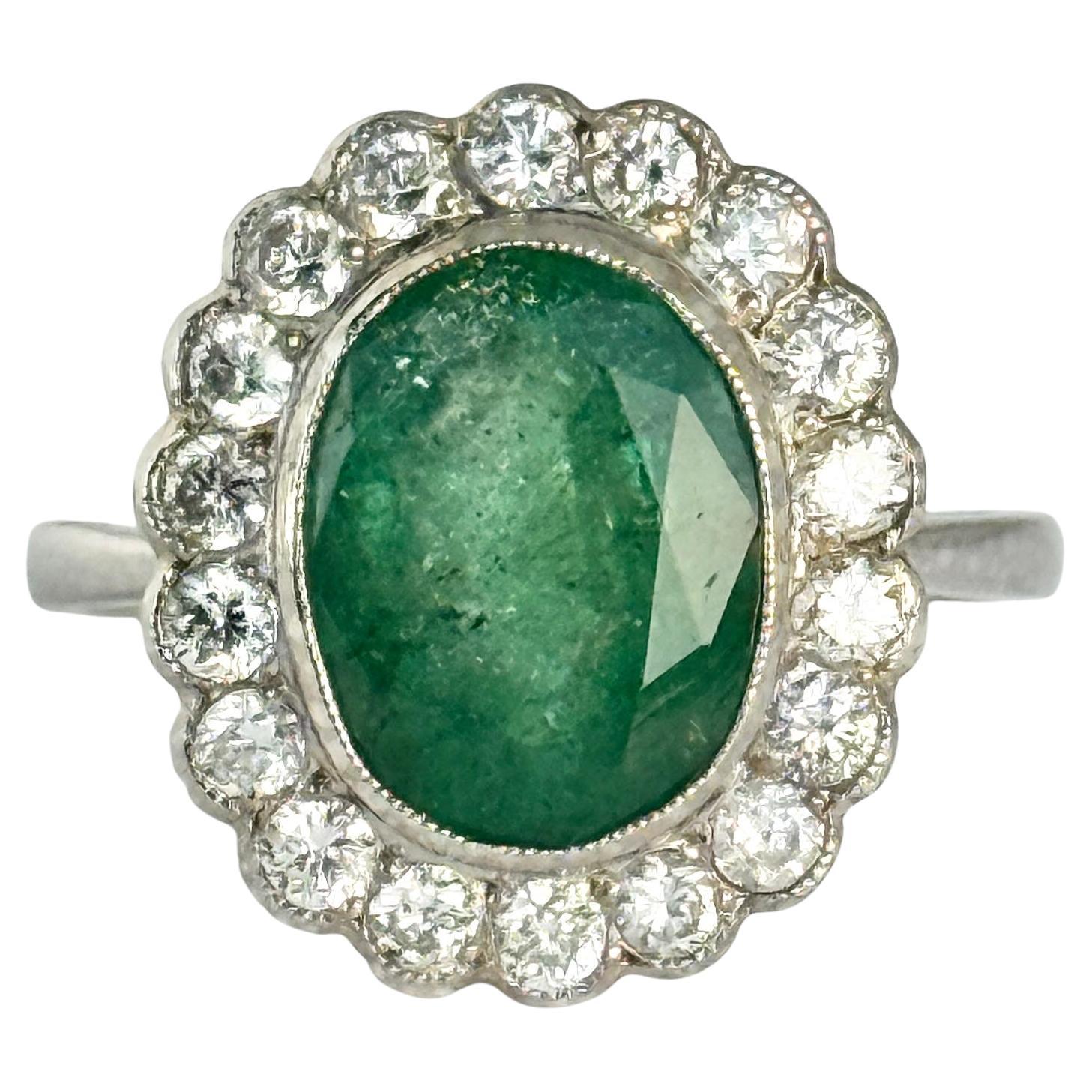 Art Deco Smaragd, Diamant und 14 Karat Weißgold Cluster Panel Ring