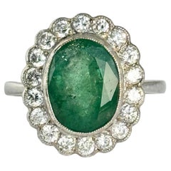 Art Deco Smaragd, Diamant und 14 Karat Weißgold Cluster Panel Ring