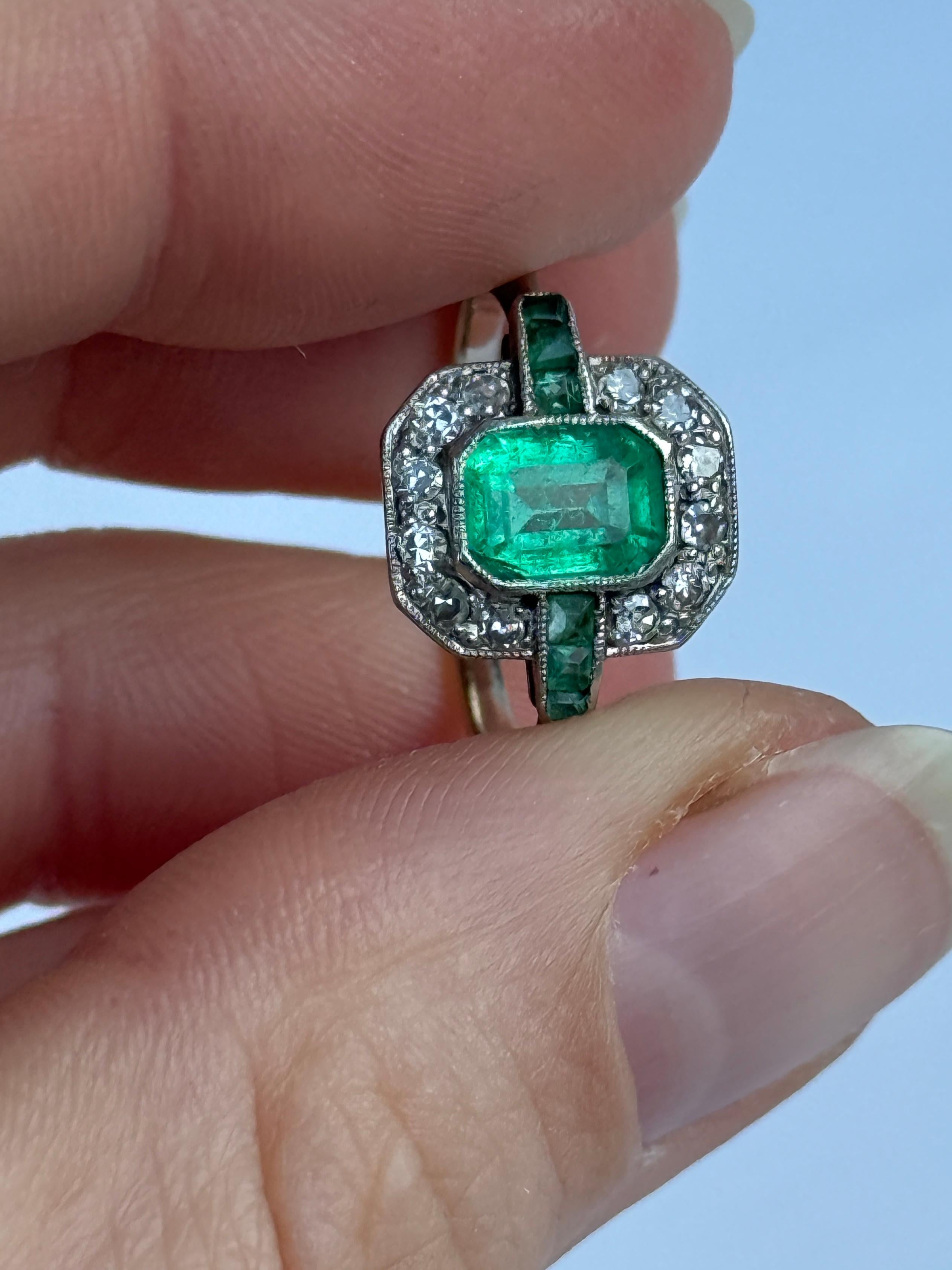 Art Deco Emerald, Diamond and 18 Carat Gold Panel Ring Art Decó en venta