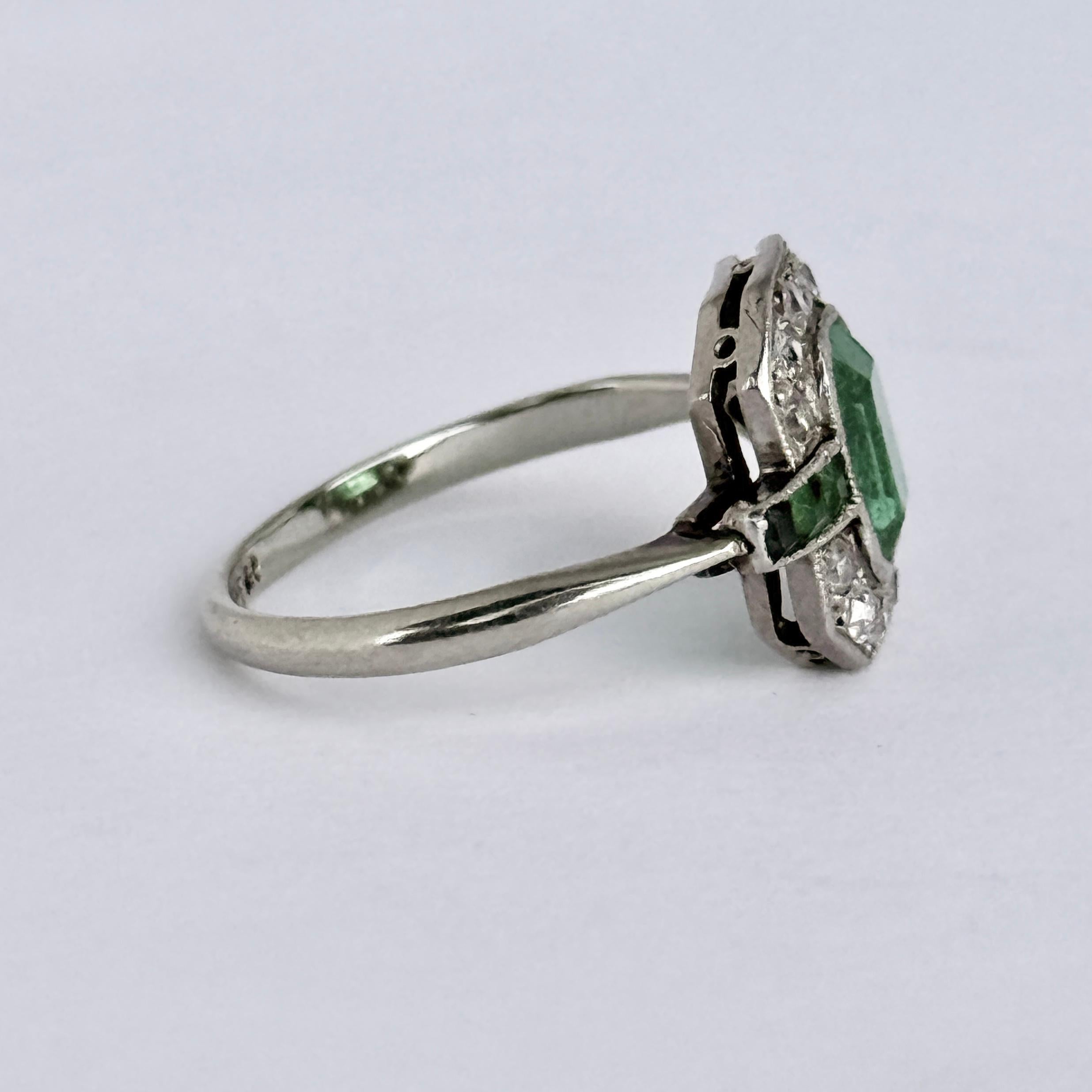 Art Deco Emerald, Diamond and 18 Carat Gold Panel Ring Corte oval en venta