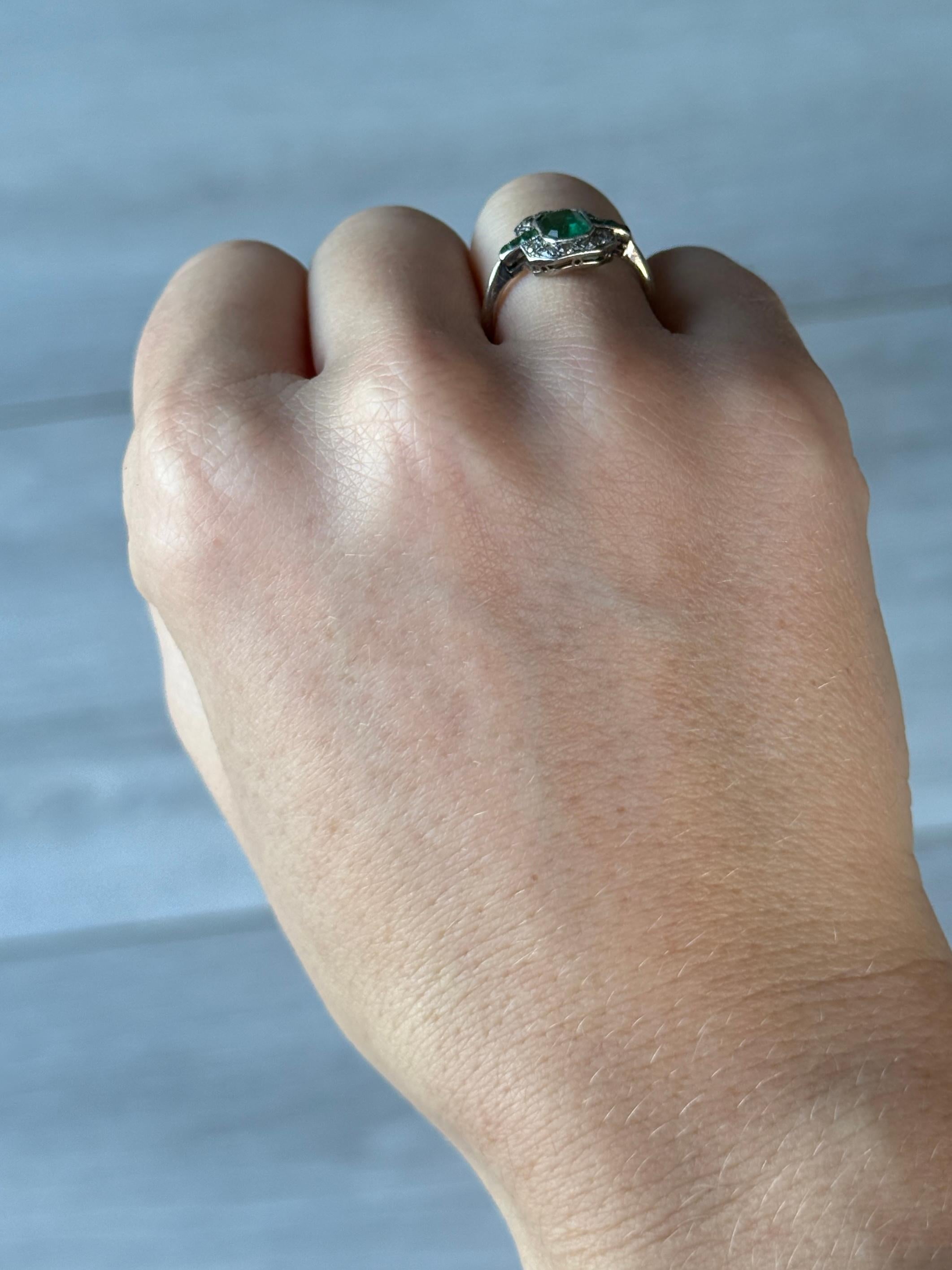 Art Deco Emerald, Diamond and 18 Carat Gold Panel Ring en Bueno estado para la venta en Chipping Campden, GB