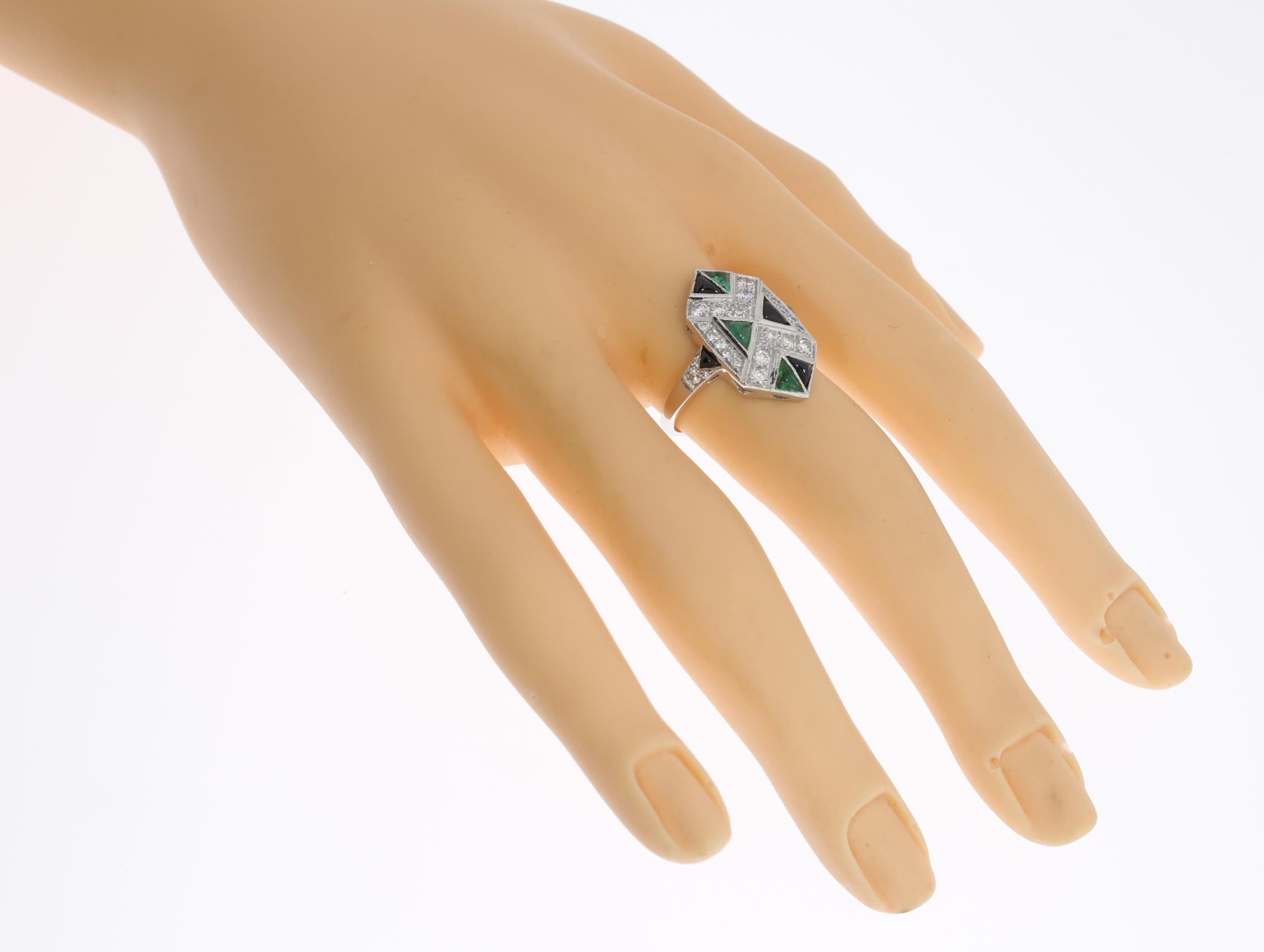 Ring aus 18 Karat Weißgold mit Smaragd, Diamant und Onyx im Art-déco-Stil im Angebot 4