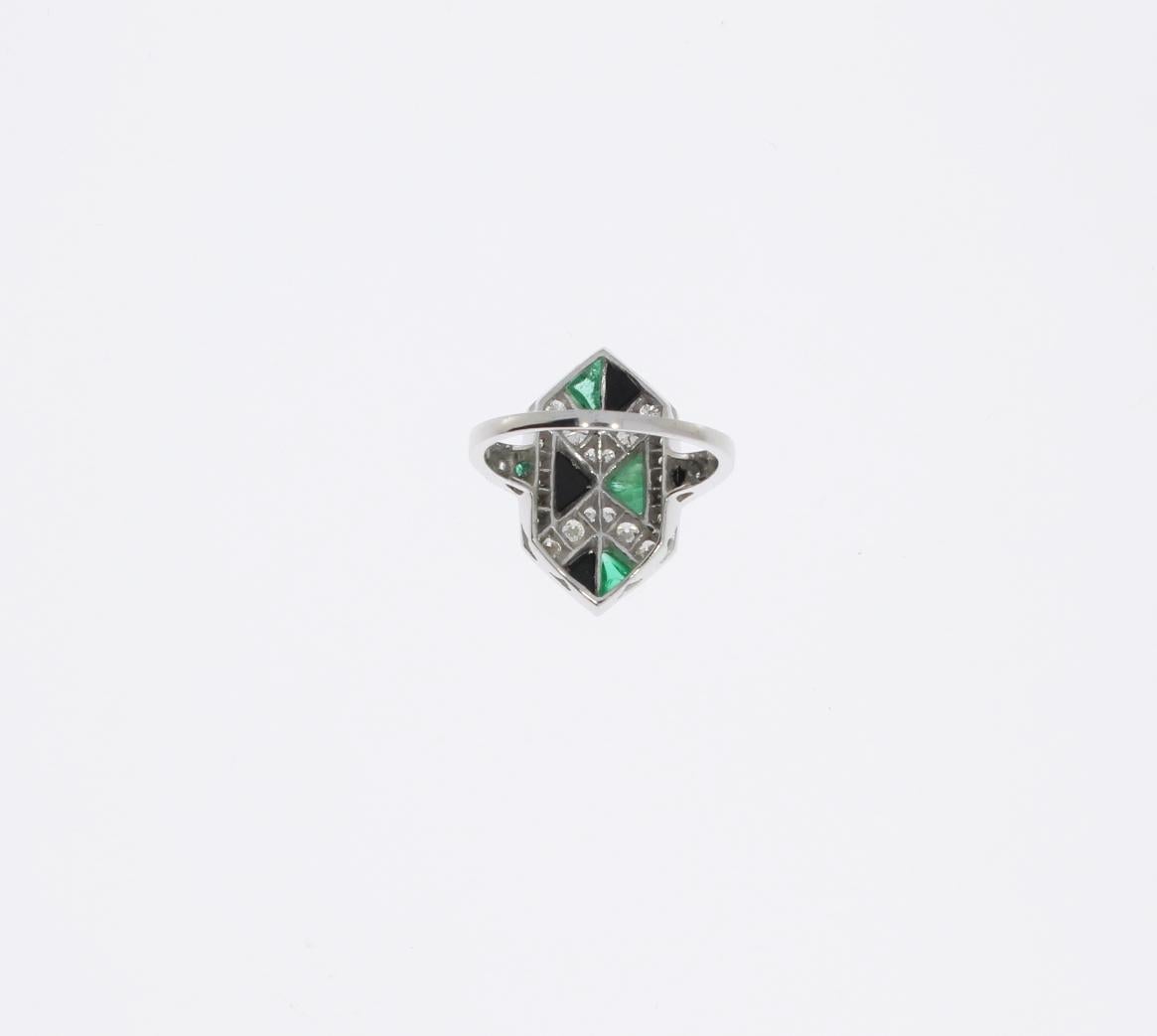 Ring aus 18 Karat Weißgold mit Smaragd, Diamant und Onyx im Art-déco-Stil (Art déco) im Angebot