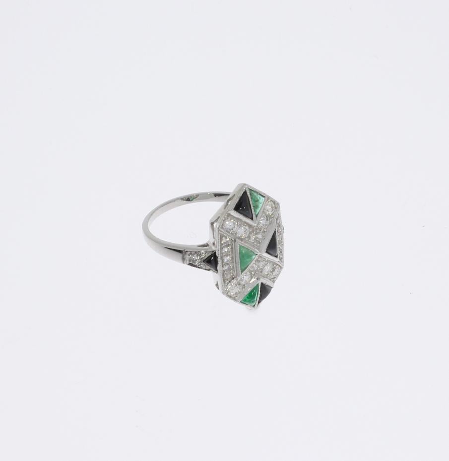Ring aus 18 Karat Weißgold mit Smaragd, Diamant und Onyx im Art-déco-Stil (Brillantschliff) im Angebot