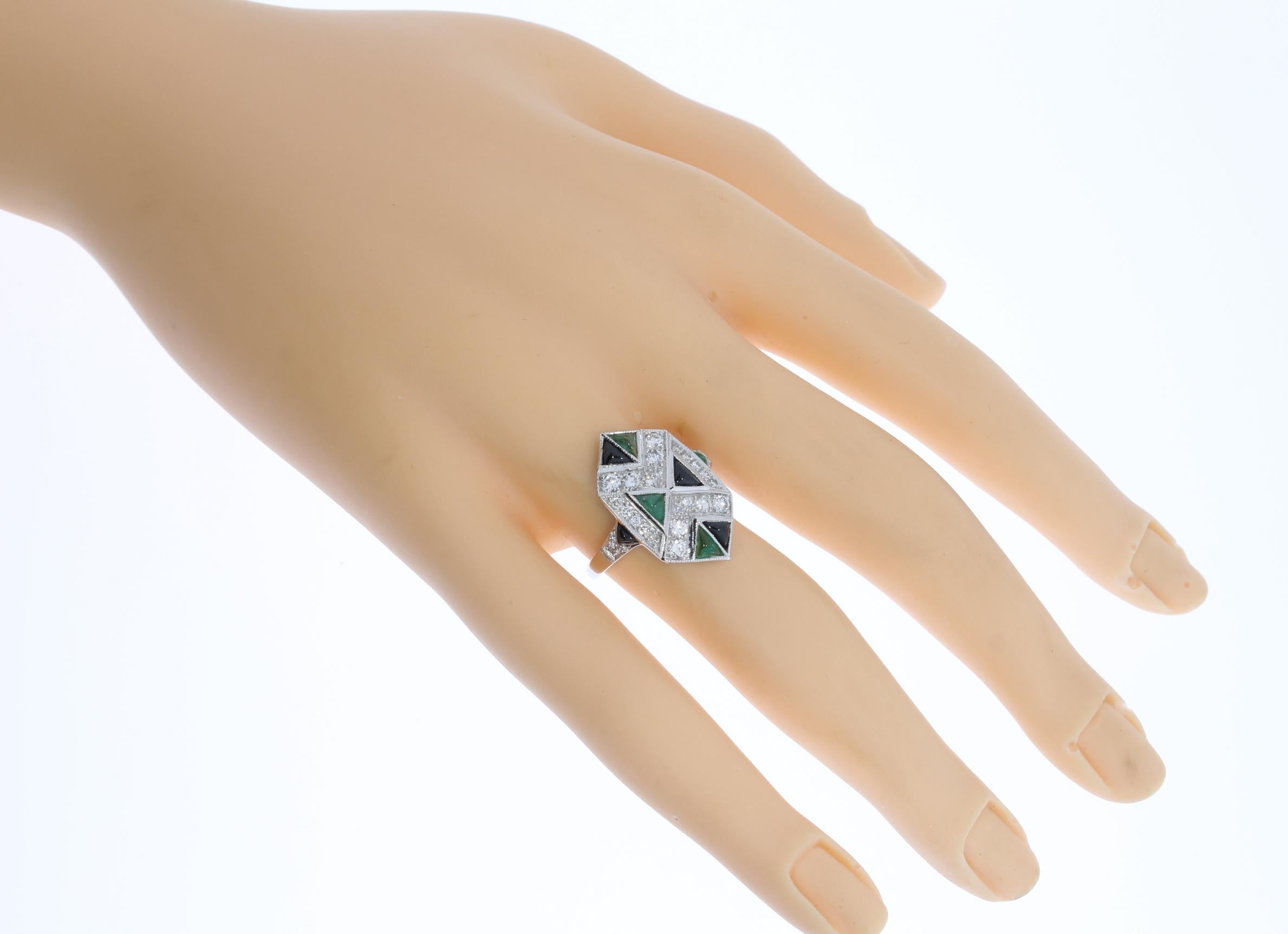 Ring aus 18 Karat Weißgold mit Smaragd, Diamant und Onyx im Art-déco-Stil im Zustand „Hervorragend“ im Angebot in Berlin, DE
