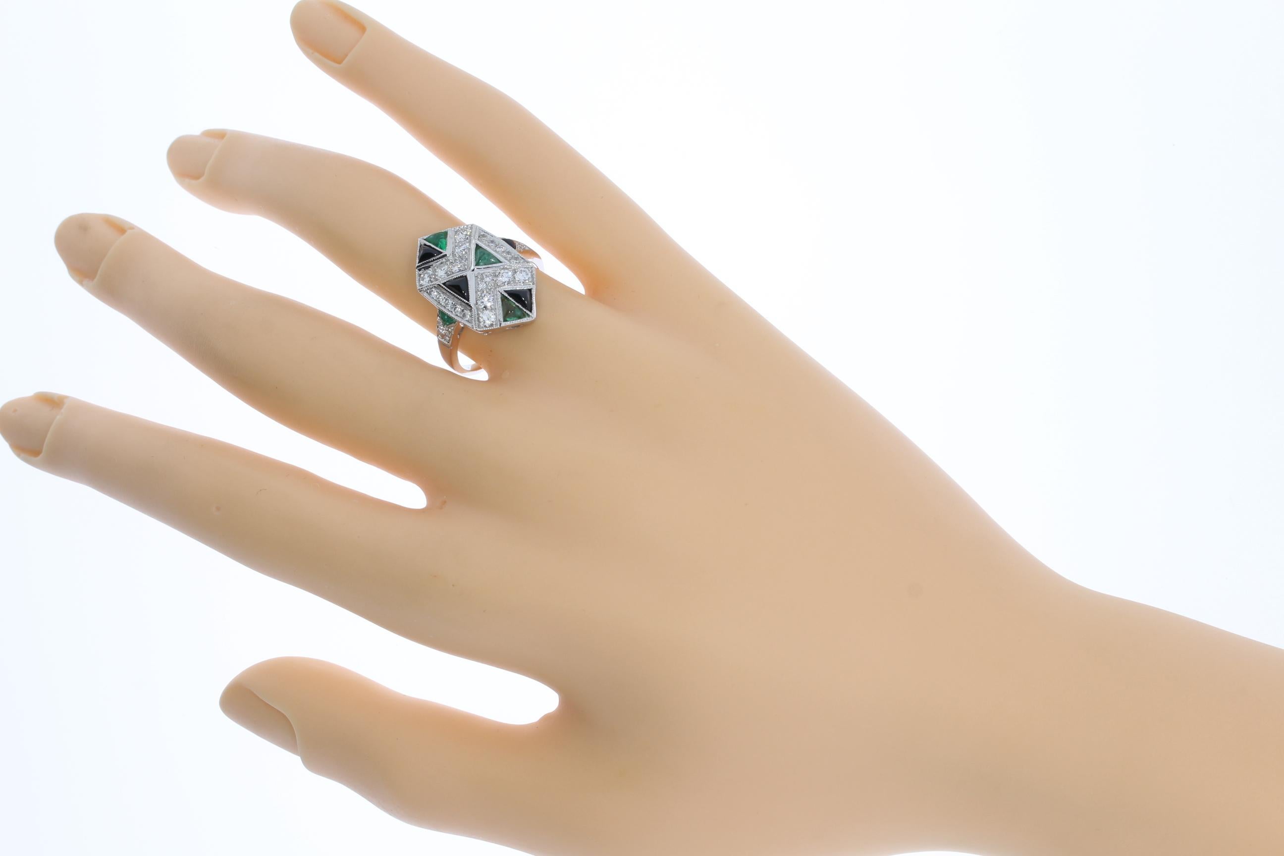 Ring aus 18 Karat Weißgold mit Smaragd, Diamant und Onyx im Art-déco-Stil Damen im Angebot