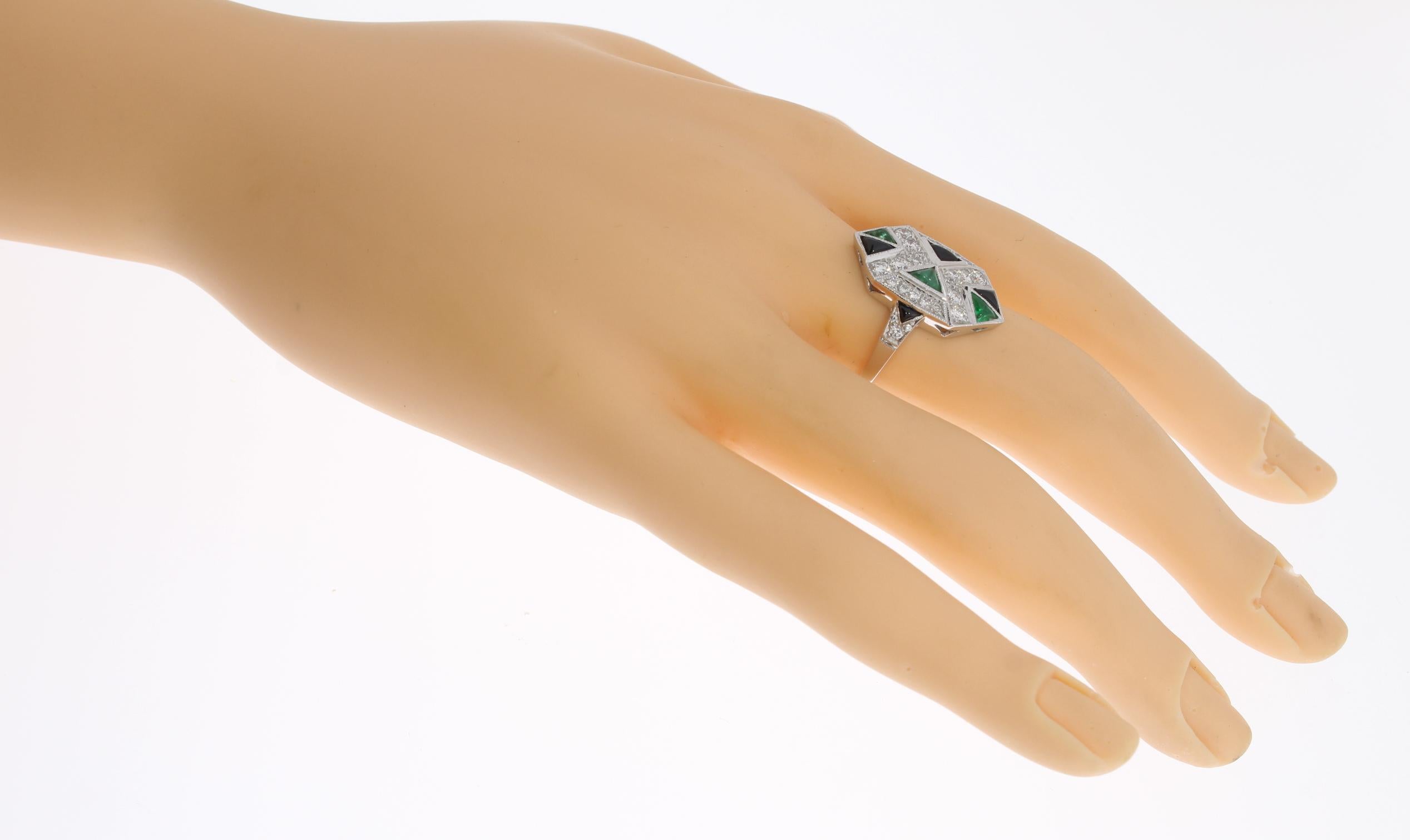 Ring aus 18 Karat Weißgold mit Smaragd, Diamant und Onyx im Art-déco-Stil im Angebot 3