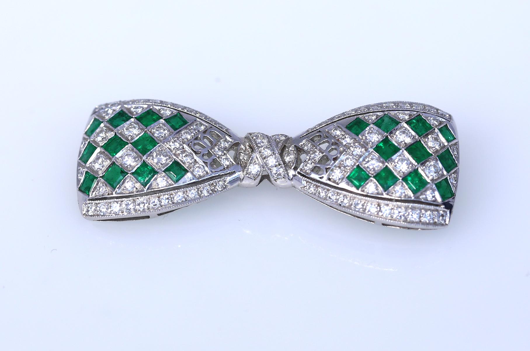 Art Deco Emerald Diamond Bow Platinum Brooch, 1930 In Fair Condition In Herzelia, Tel Aviv