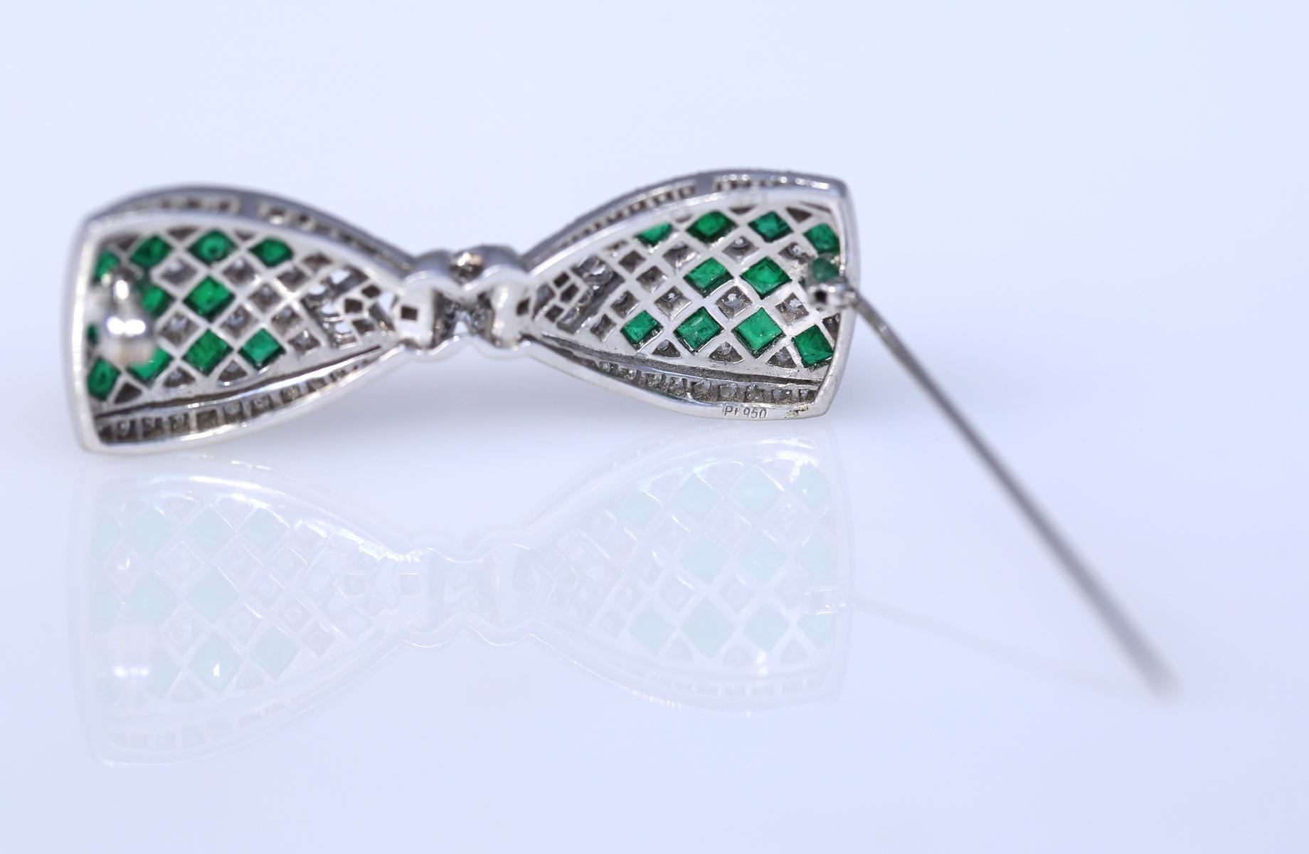 Art Deco Emerald Diamond Bow Platinum Brooch, 1930 2