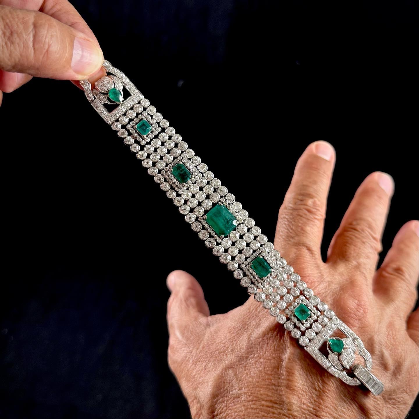 Art-Deco-Armband mit Smaragd und Diamant aus Platin, französisch, ca. 1930er Jahre.

Dieses außergewöhnliche Armband zelebriert die Geometrie und den Glamour des Art Déco und ist eine Meisterklasse in Design und Handwerkskunst. Das wabenförmige