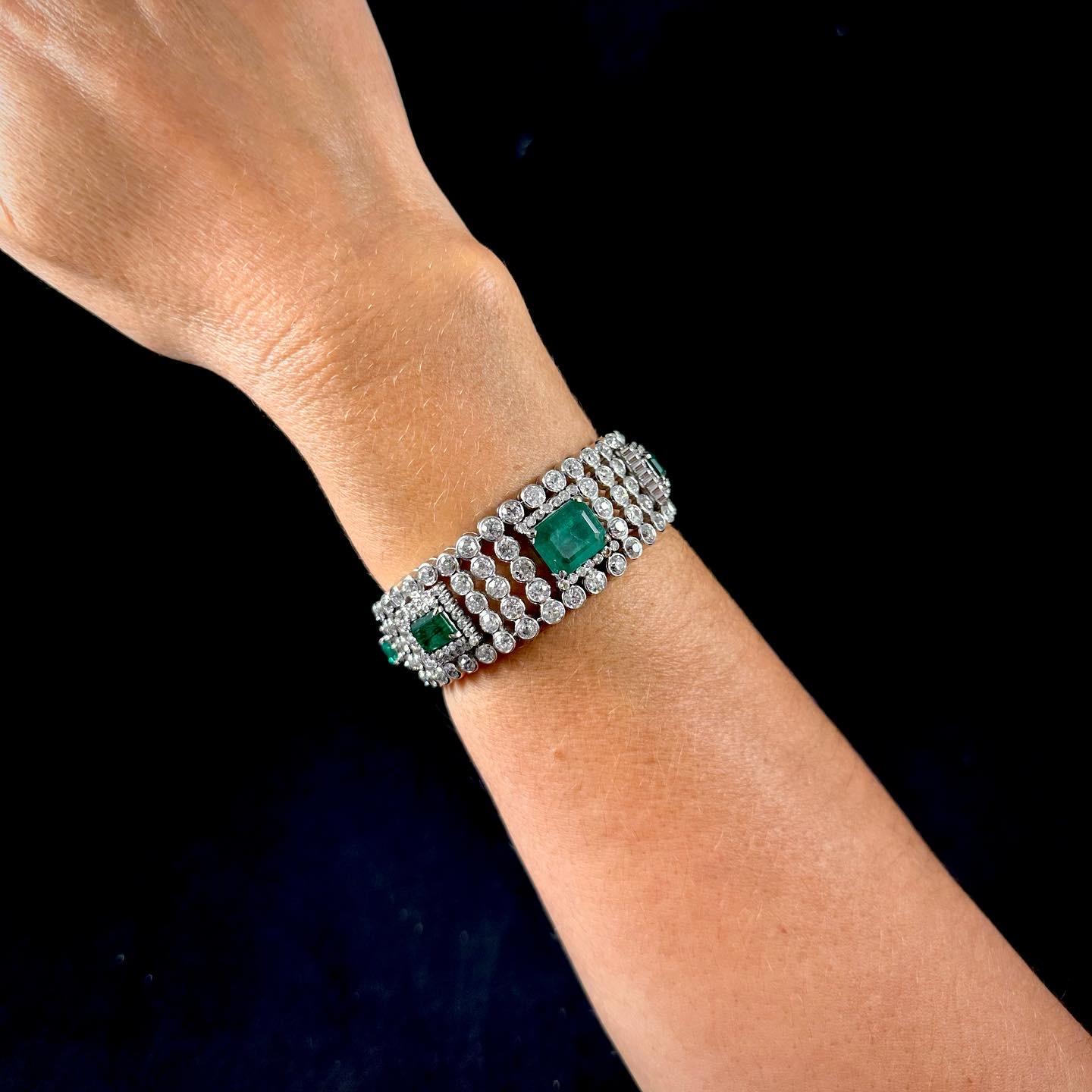 Art Deco Smaragd Diamant Schnalle Honeycomb Armband Platin Frankreich Französisch 1930er Jahre (Smaragdschliff) im Angebot