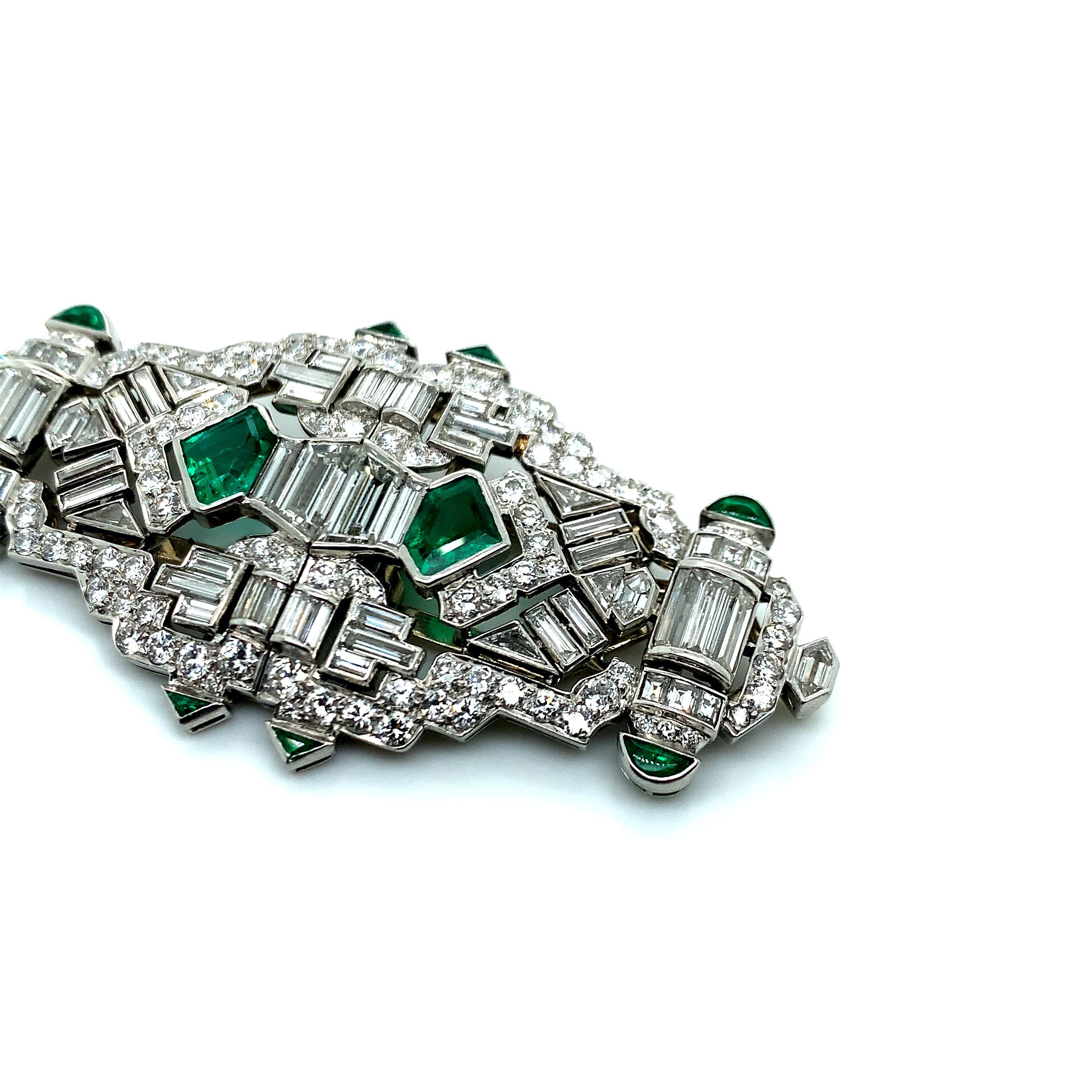 Art Deco Emerald Diamond Double-Clip Brooch In Excellent Condition For Sale In New York, NY
