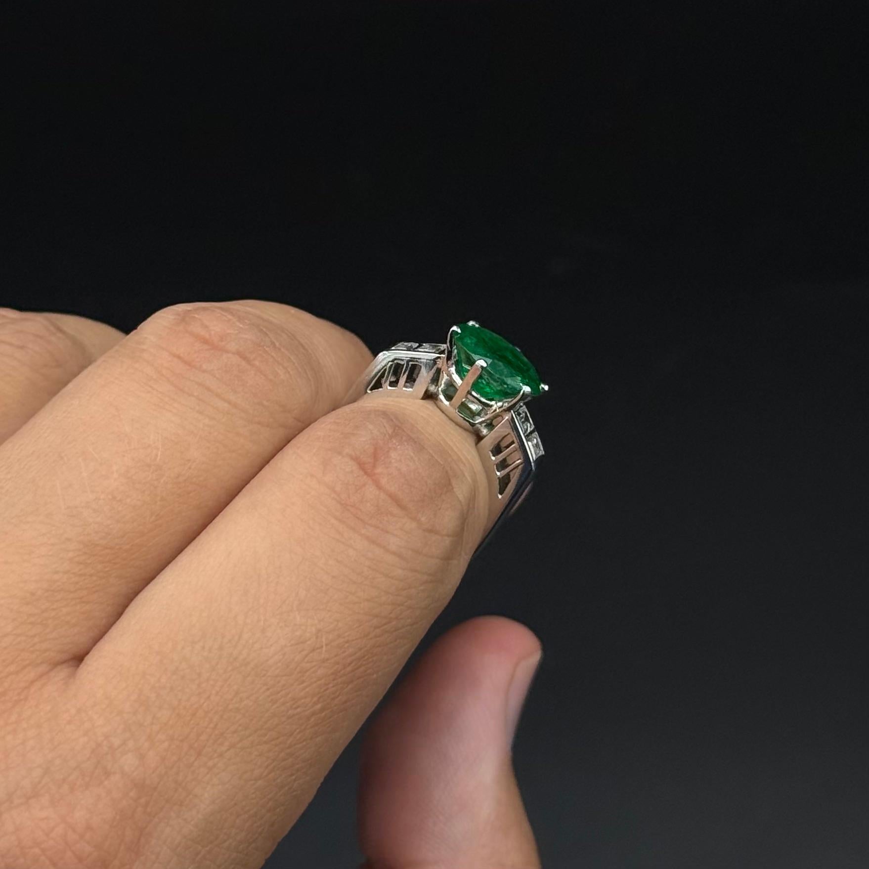 Art Decó Anillo de compromiso de diamante esmeralda portugués de platino años 40/1950 en venta 5