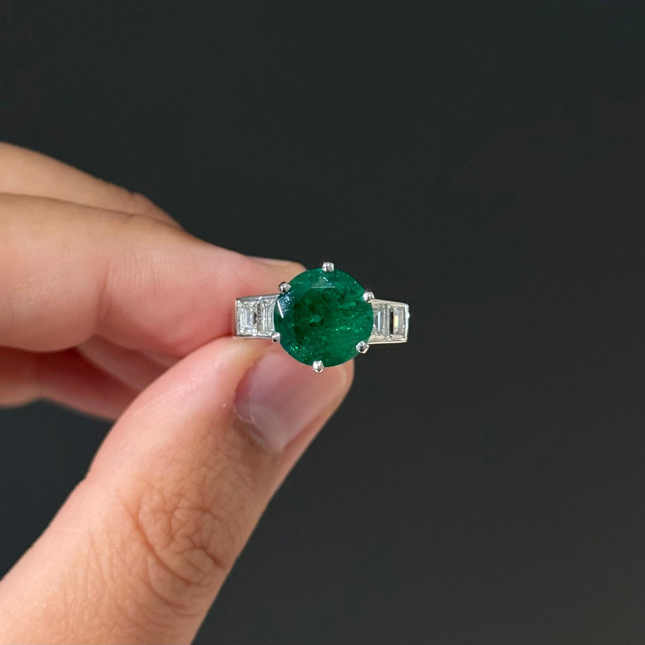 Art Decó Anillo de compromiso de diamante esmeralda portugués de platino años 40/1950 en venta 6