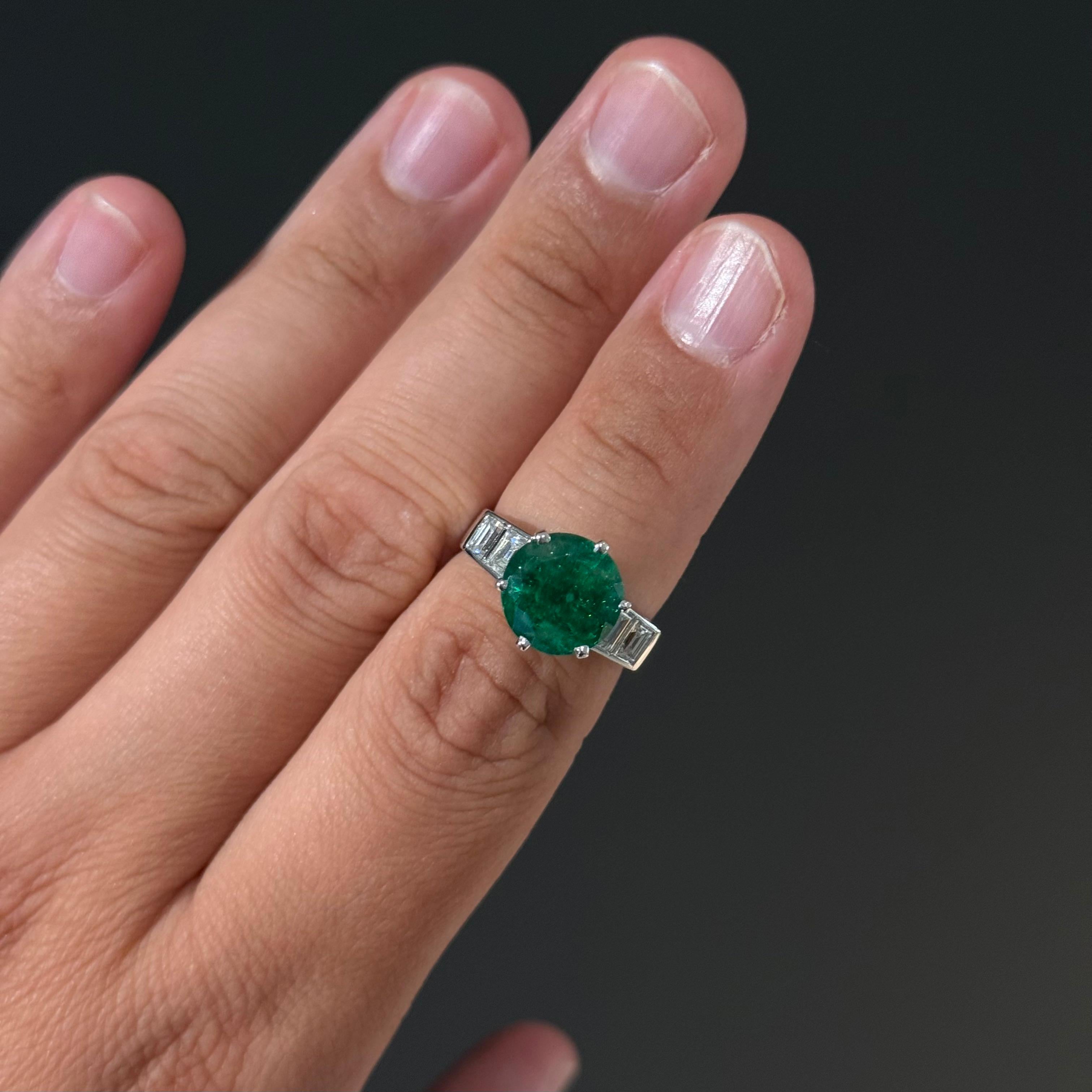 Art Decó Anillo de compromiso de diamante esmeralda portugués de platino años 40/1950 en venta 8