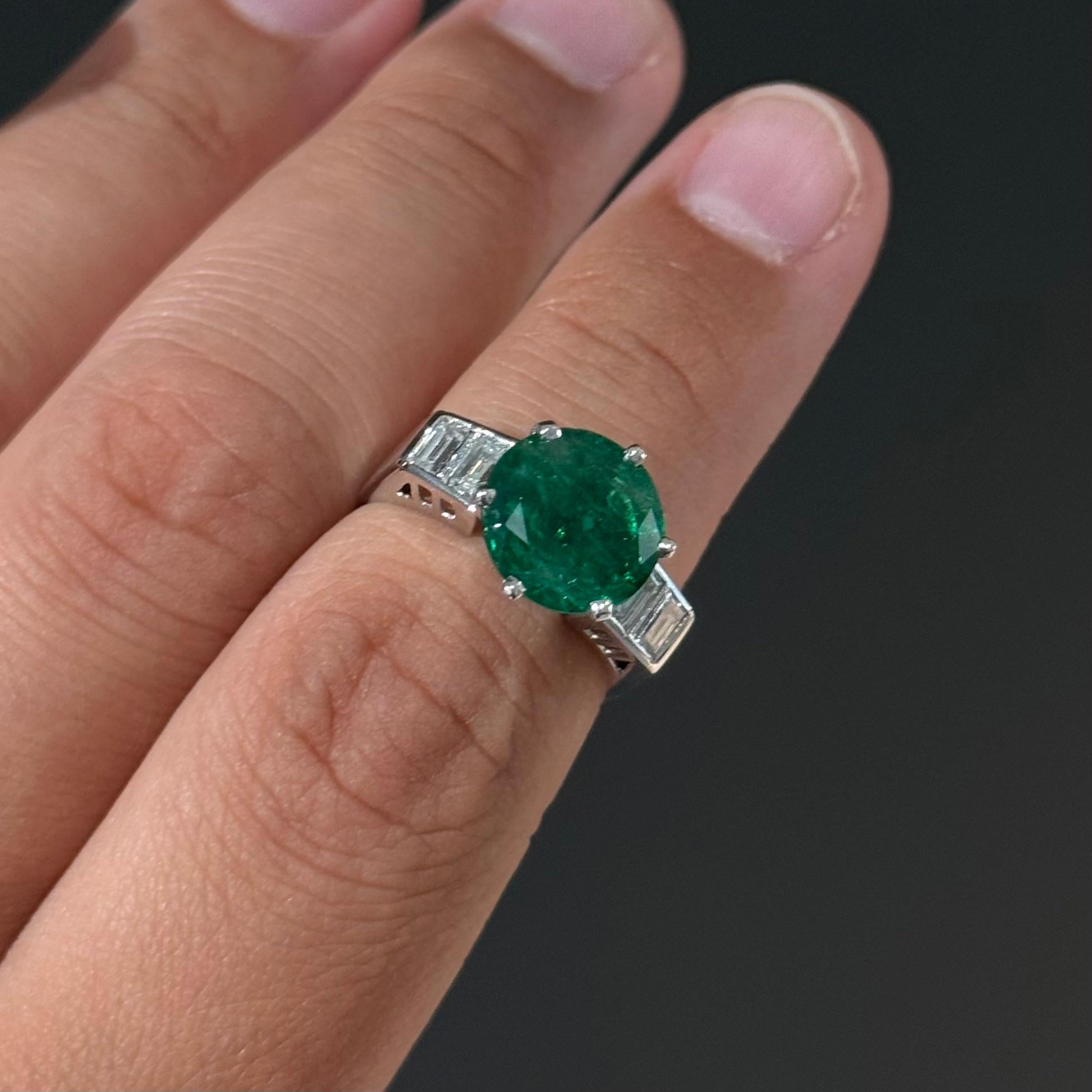 Art Decó Anillo de compromiso de diamante esmeralda portugués de platino años 40/1950 en venta 9
