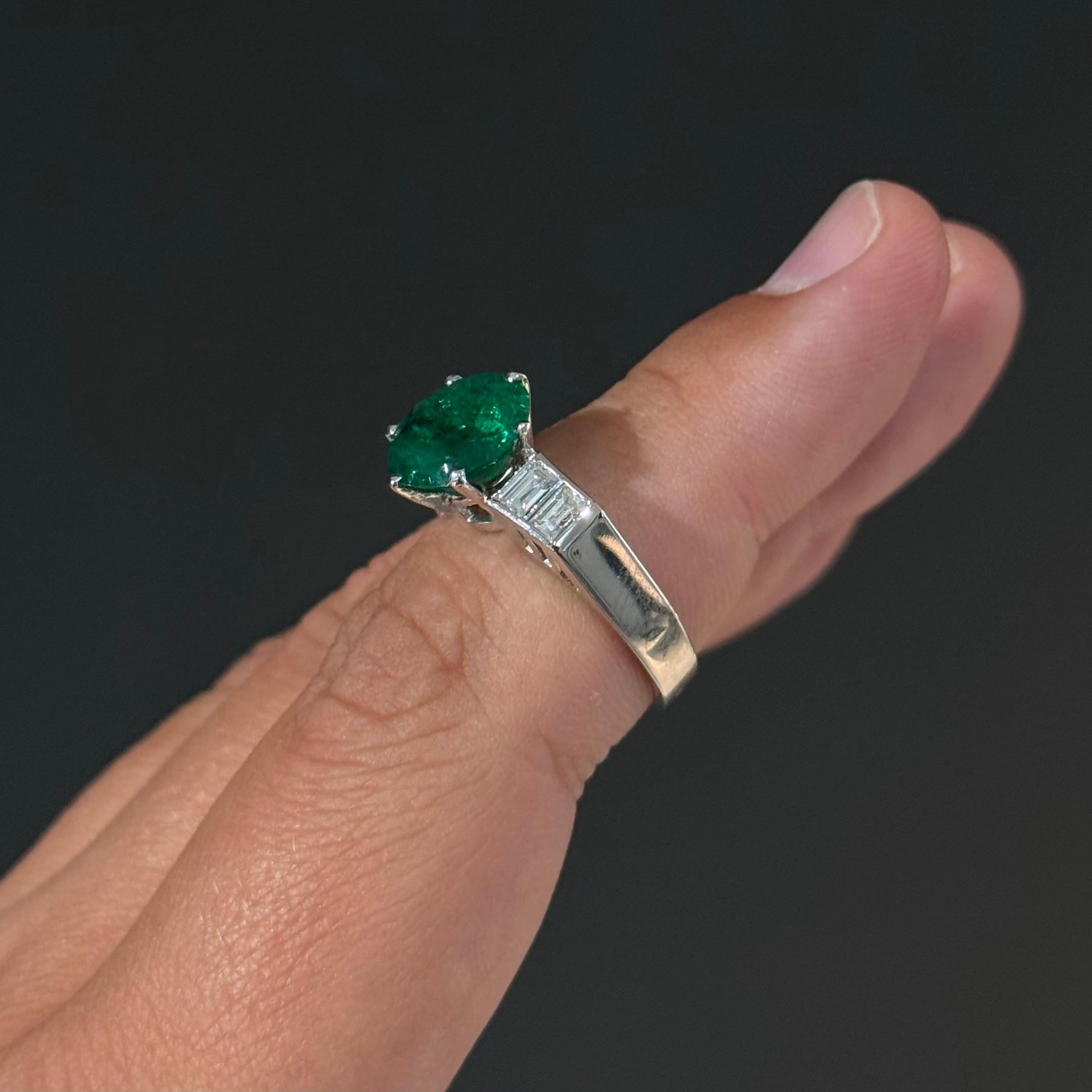 Art Decó Anillo de compromiso de diamante esmeralda portugués de platino años 40/1950 en venta 10