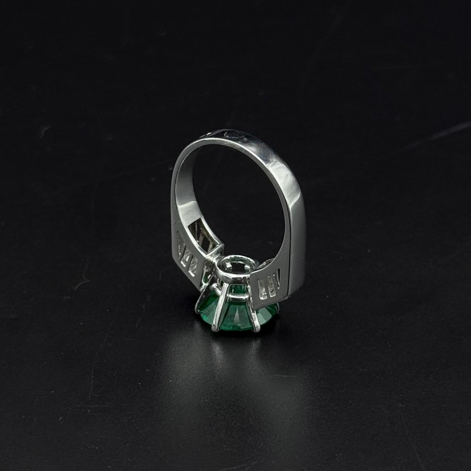 Art Decó Anillo de compromiso de diamante esmeralda portugués de platino años 40/1950 en venta 11