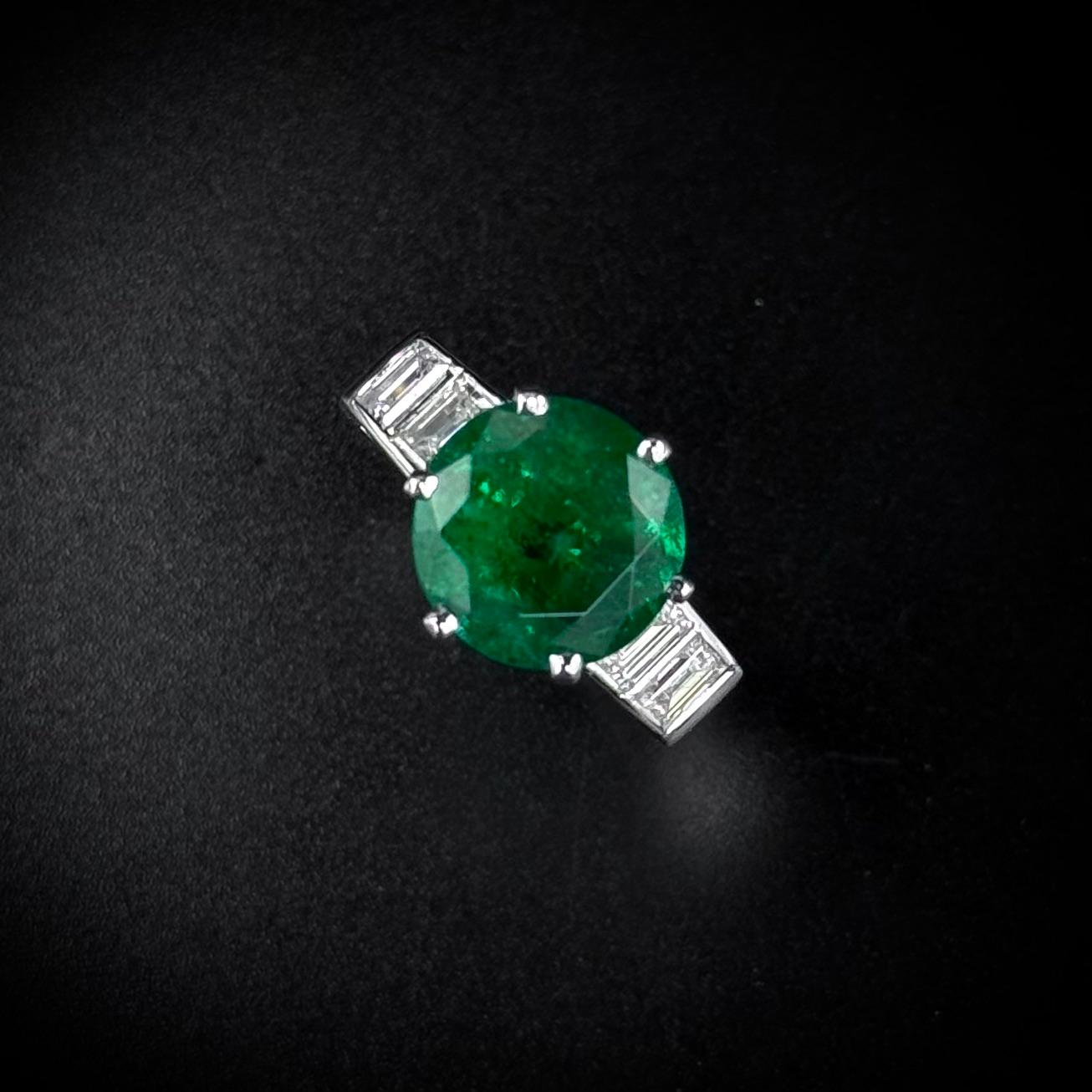 Art Decó Anillo de compromiso de diamante esmeralda portugués de platino años 40/1950 en venta 13